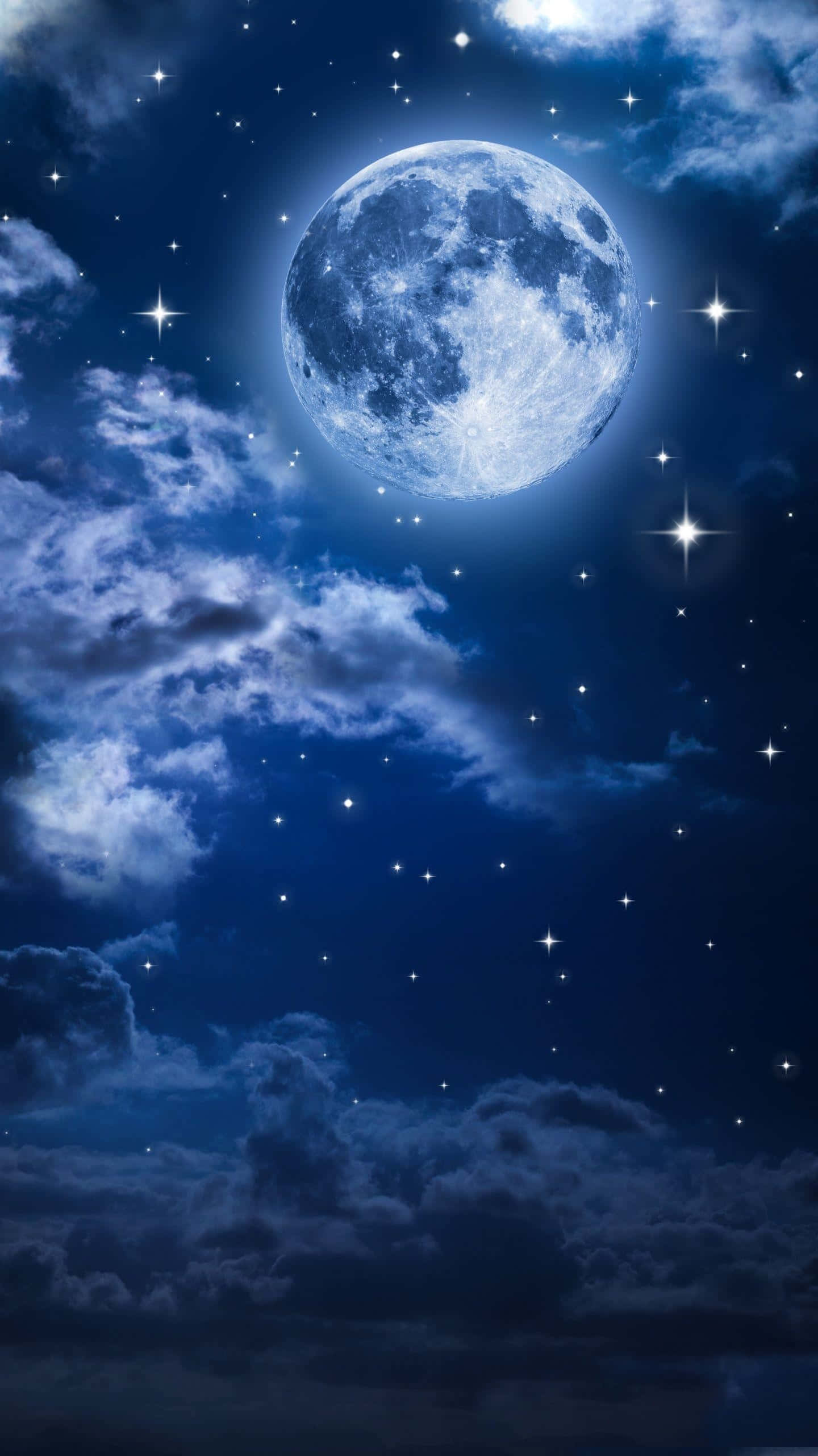 月光 桌布 壁紙 — 一輪明亮的滿月透過輕柔的雲層在繁星點點的午夜天空中發光。