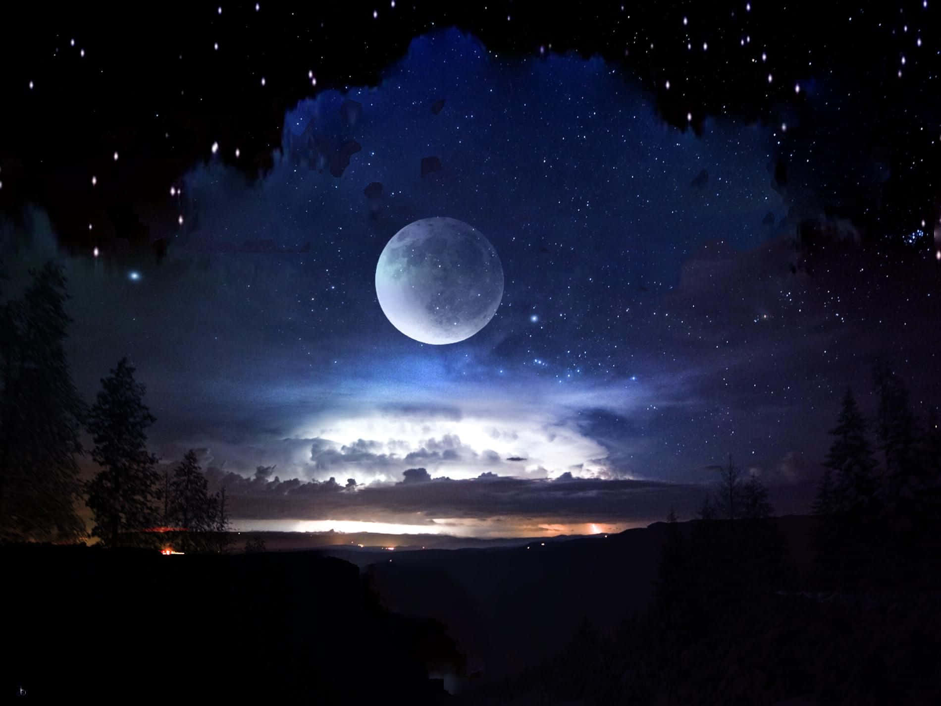 月亮與星星 桌布 壁紙 — 一輪明亮的滿月高掛在繁星點點的夜空之上，戲劇性的雲朵和松樹的剪影框住了遠處發光的地平線。