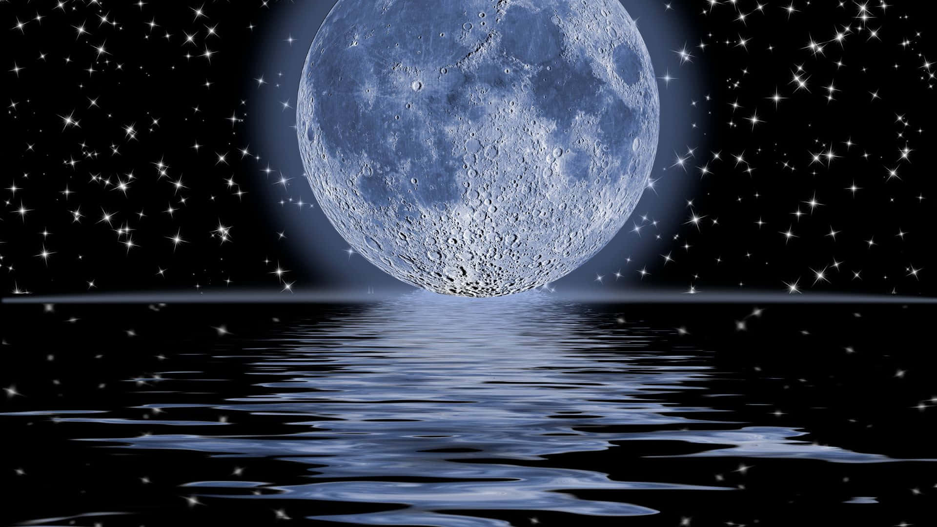 黑夜 桌布 壁紙 — 一輪明亮的藍月在平靜的水面上倒映，下方是繁星點點的夜空。