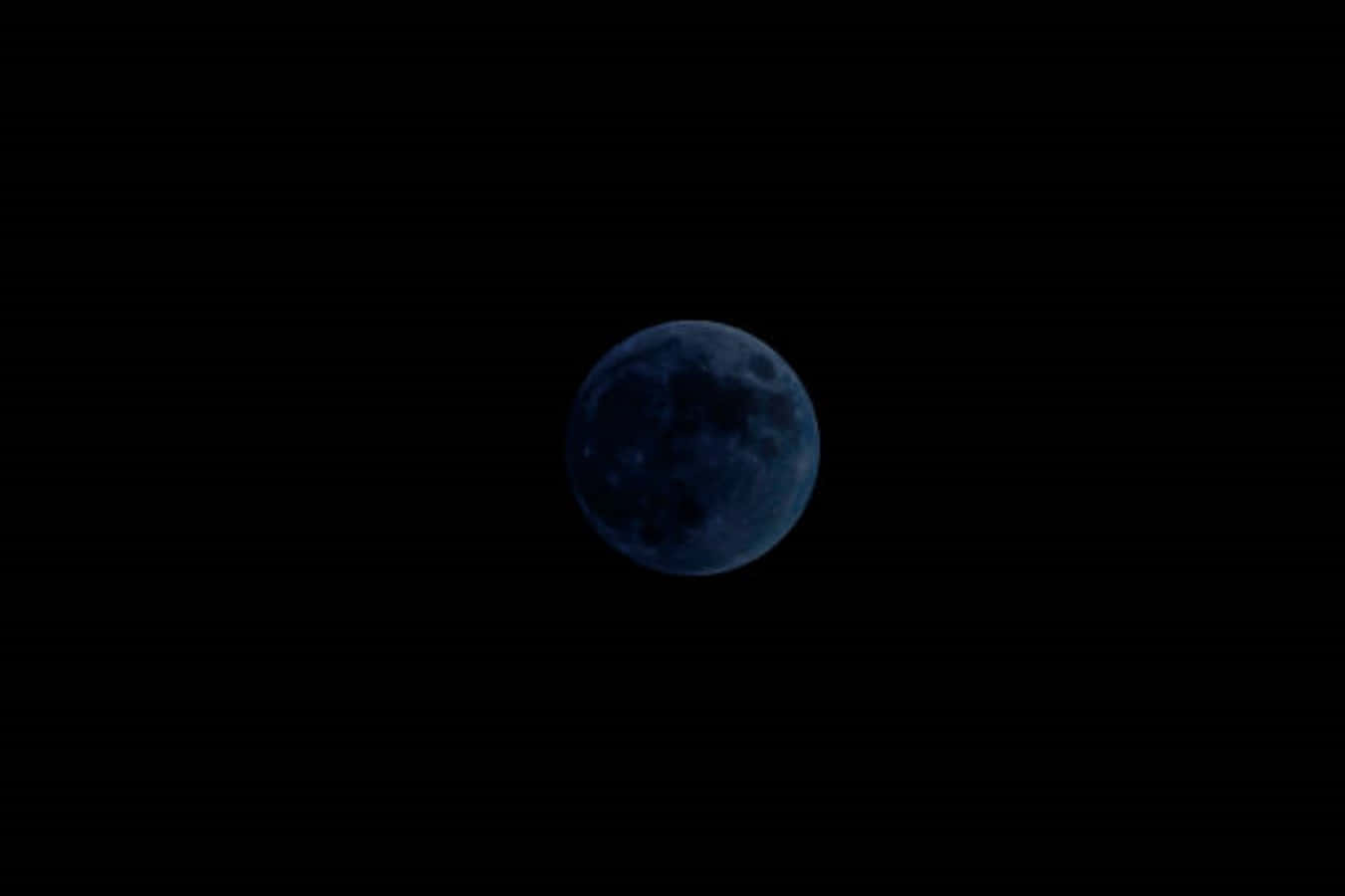月光 桌布 壁紙 — 一輪深藍色的月亮在沒有星星的漆黑夜空下柔和地發光。