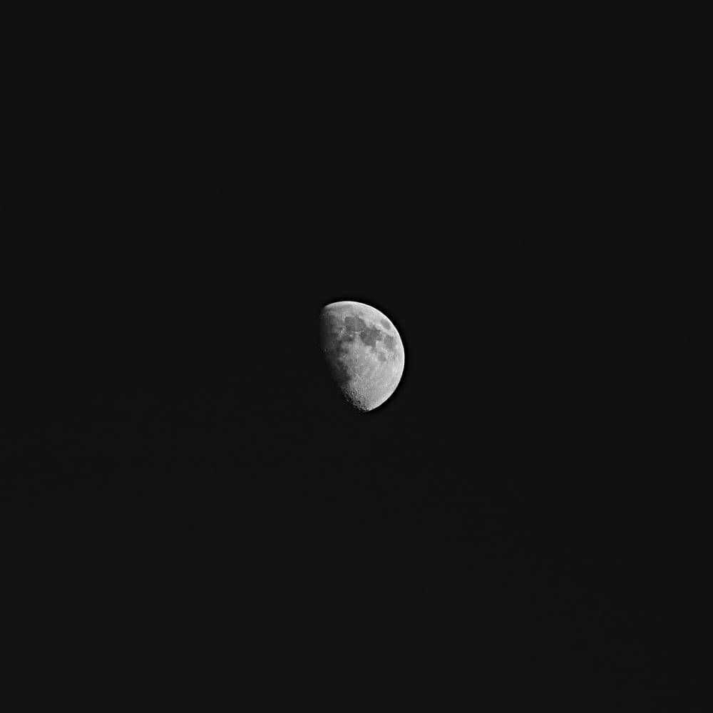 月光 桌布 壁紙 — 一輪清晰的彎月在漆黑無星的天空中柔和地發光。