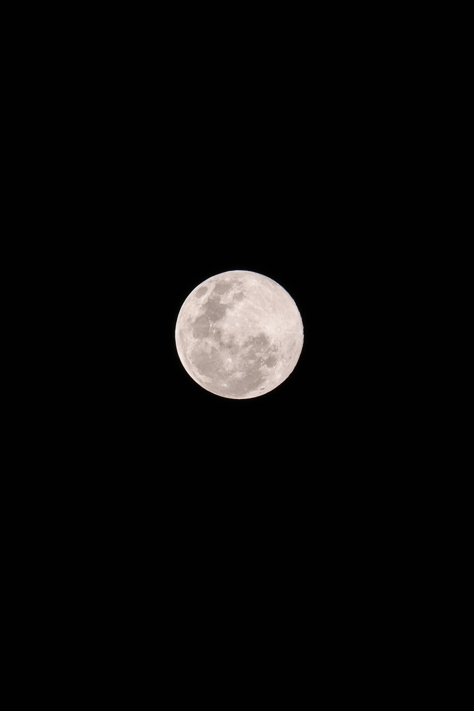 full screen HD 桌布 壁紙 — 一輪滿月，可見隕石坑和月海，在漆黑的夜空中柔和地發光。