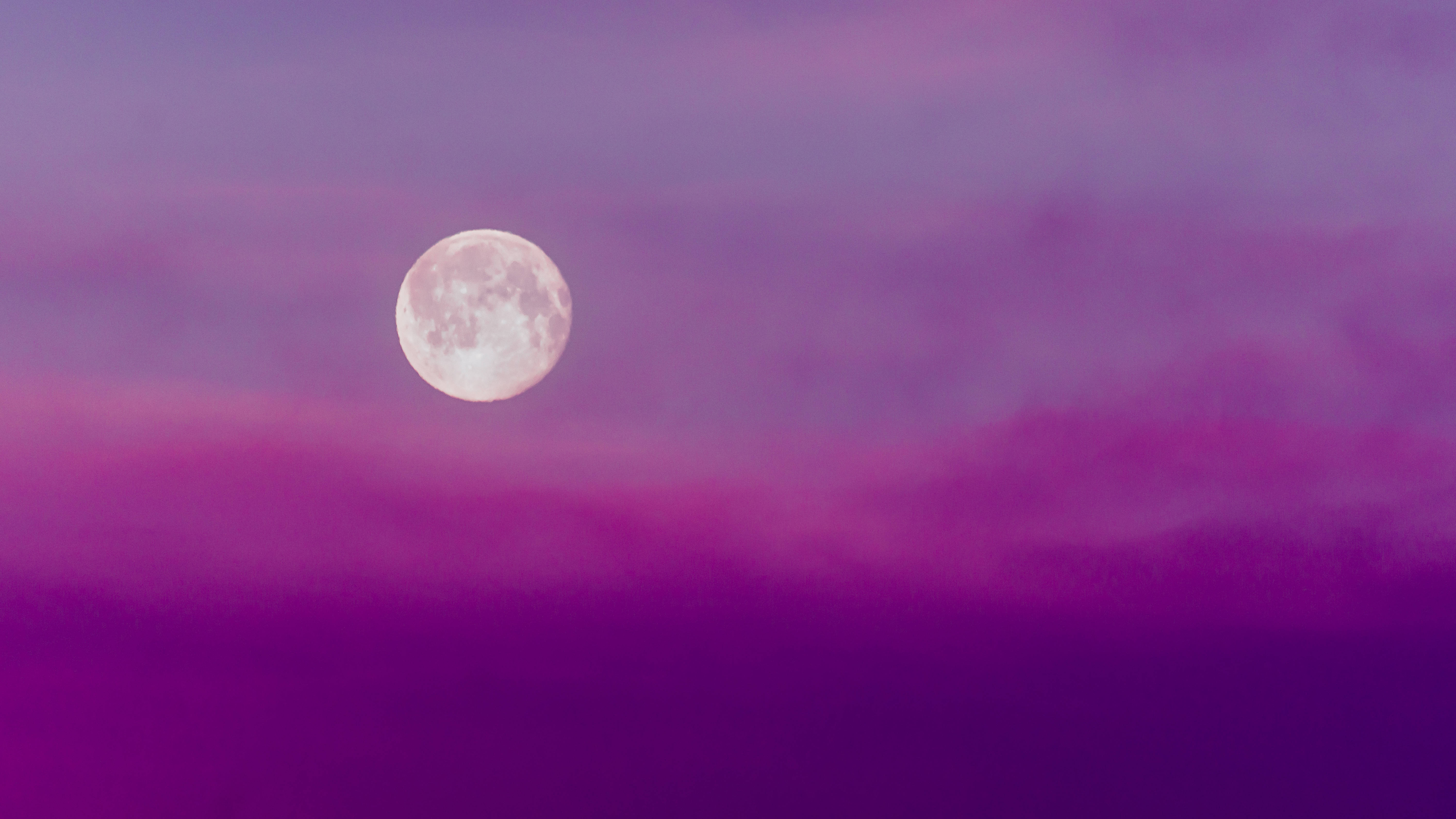 紫色夜空 桌布 壁紙 — 一輪滿月在夢幻的紫色和粉紅色暮色天空中柔和地發光，天空佈滿縷縷薄雲。