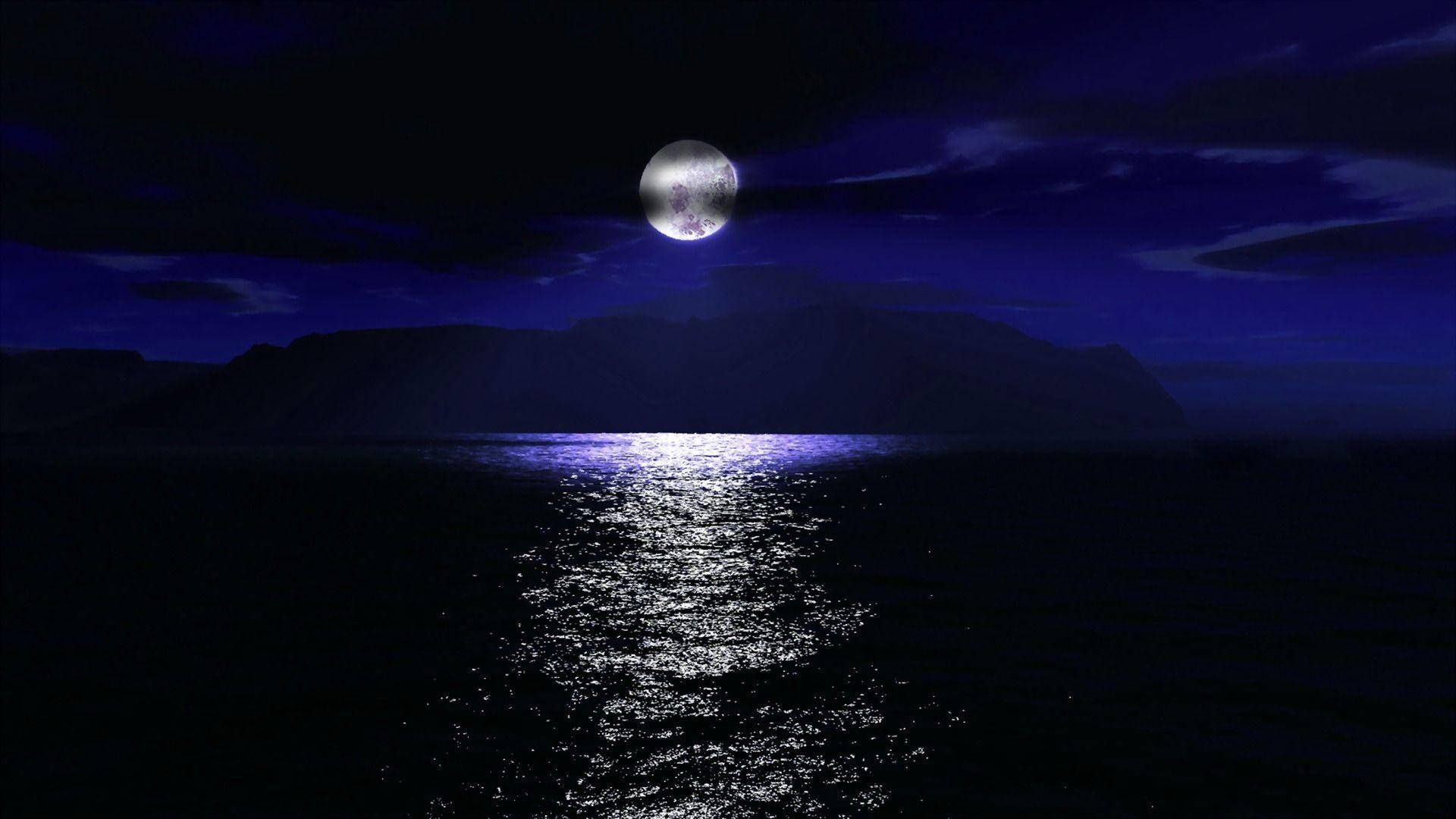 黑夜 桌布 壁紙 — 一輪滿月在深紫色夜空下，於漆黑海洋上投射出一條閃爍的銀色路徑，遠方有山巒剪影。