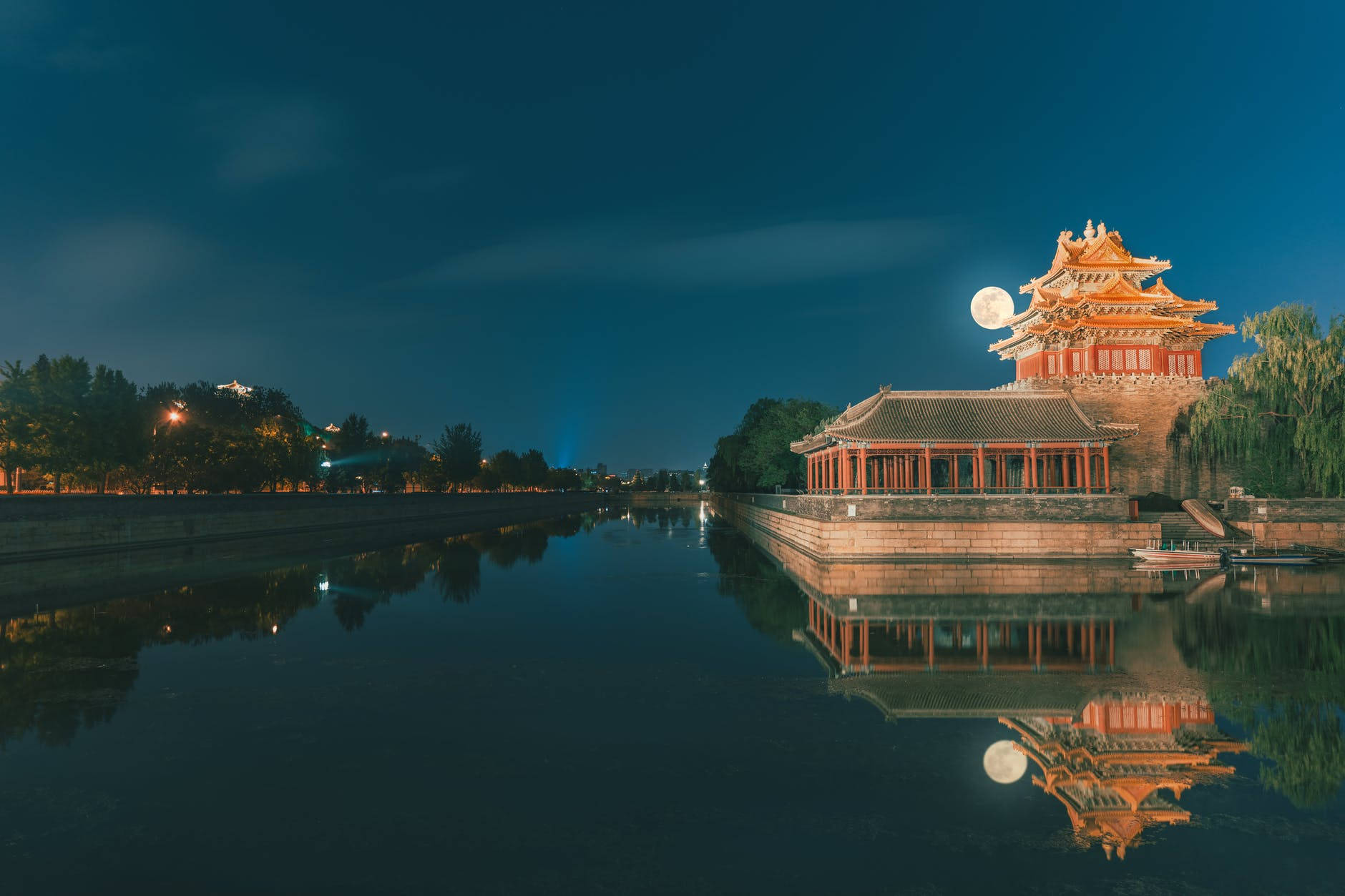 Beijing 桌布 壁紙 — 一輪滿月在深藍色夜空下，從平靜護城河倒映的傳統中國瞭望塔後升起。