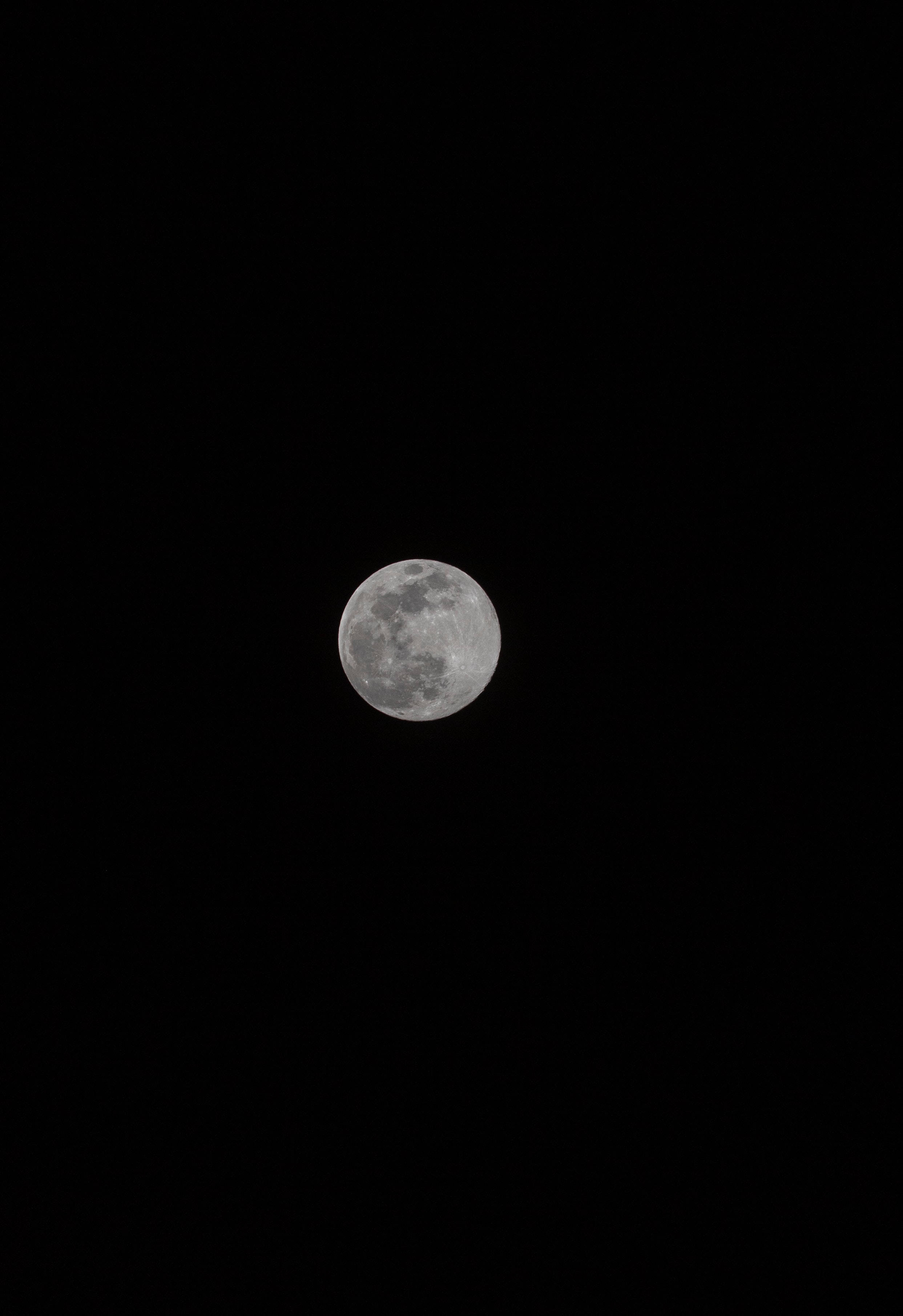 月光 桌布 壁紙 — 一輪滿月在漆黑的夜空柔和地發光，沒有星星或雲朵可見。