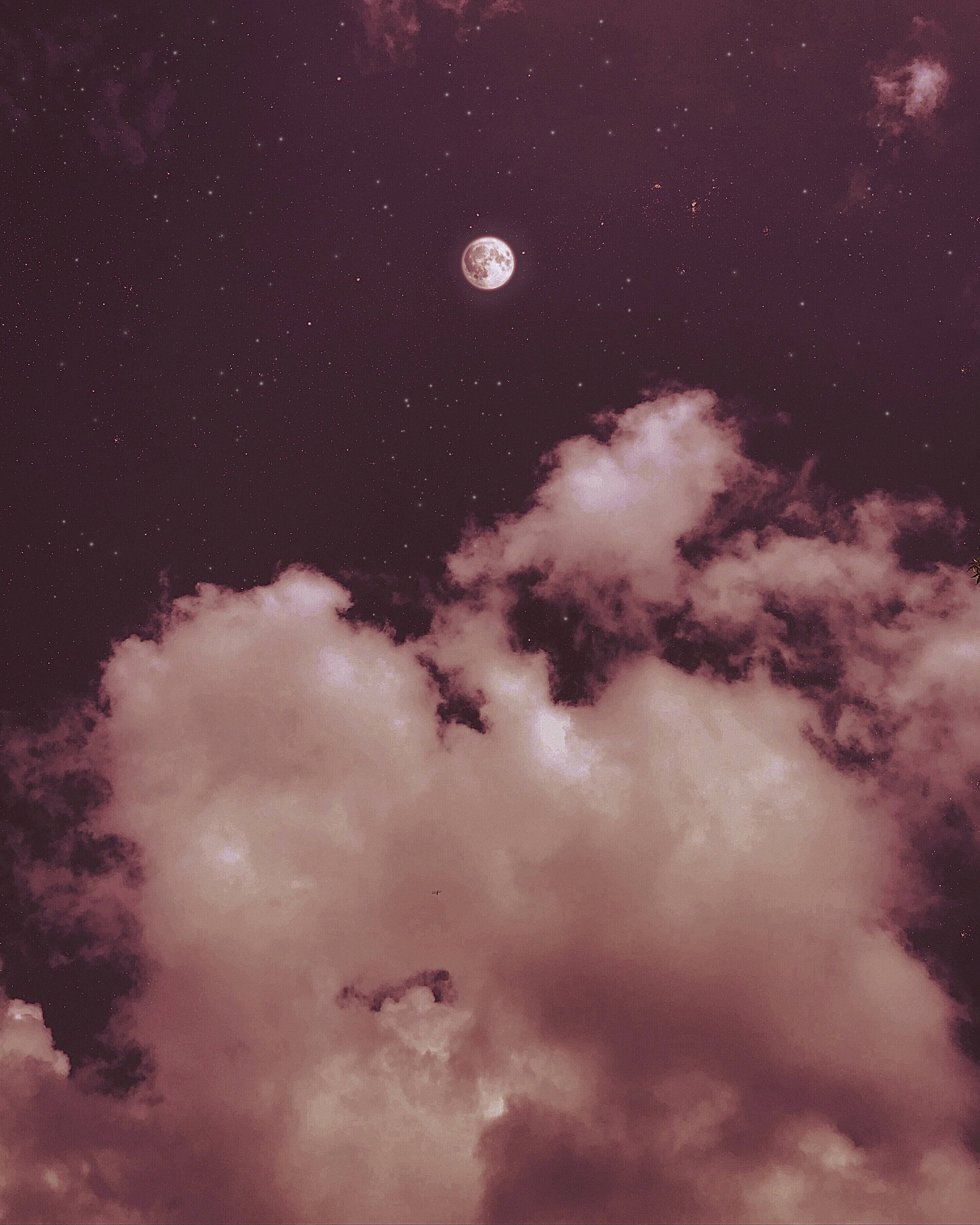 雲朵 桌布 壁紙 — 一輪滿月在繁星點點的夜空下，在粉紅色雲海之上柔和地發光。
