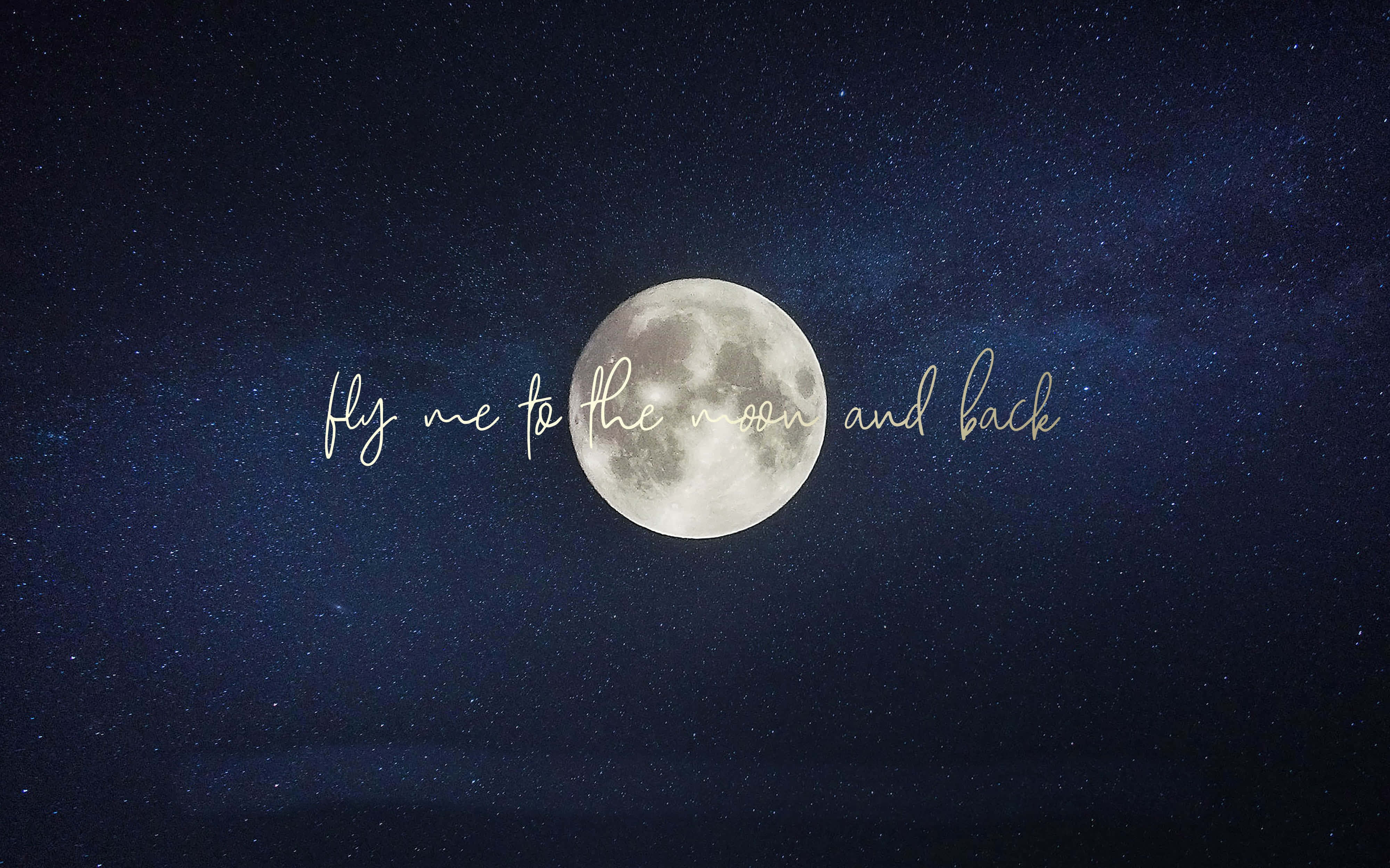 美學 桌布 壁紙 — 一輪滿月在繁星點點的夜空下閃耀，並以優雅的手寫體寫著fly me to the moon and back。