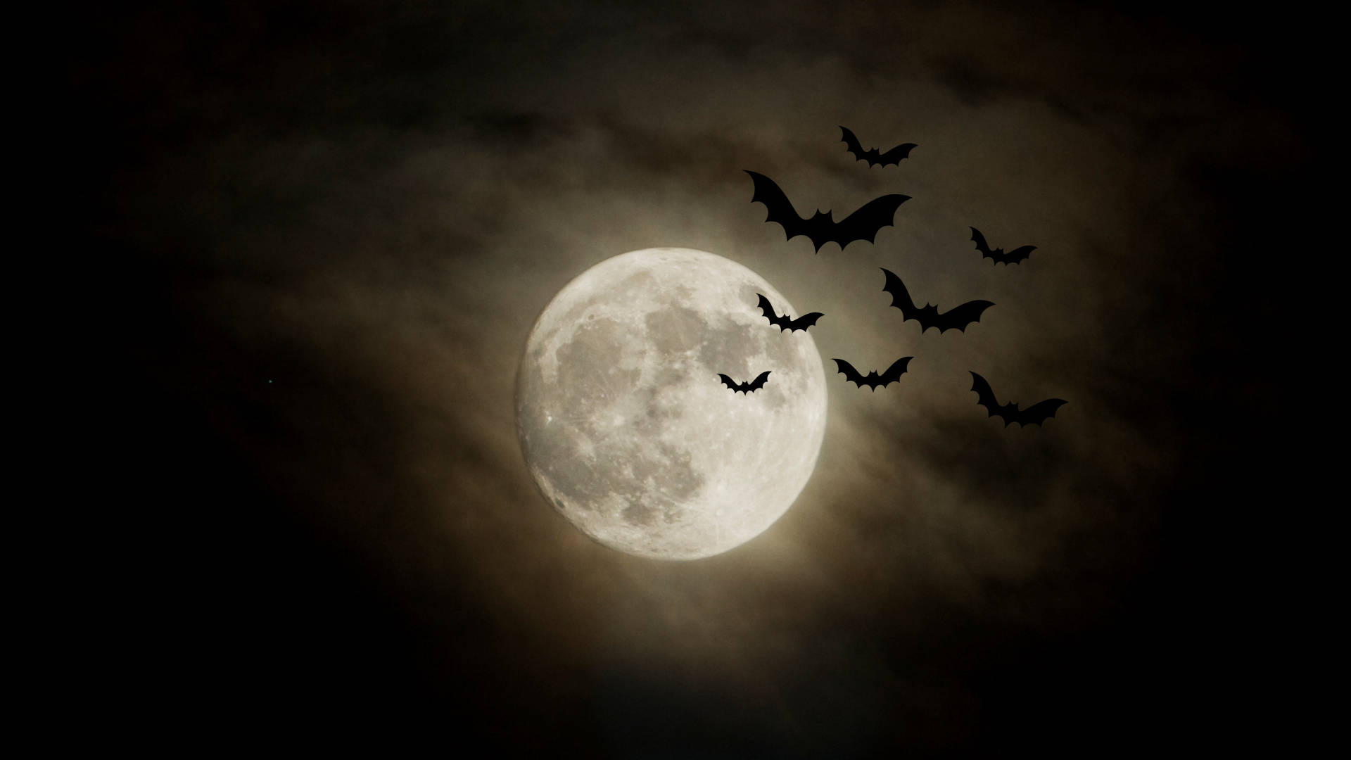 Spooky Aesthetic 桌布 壁紙 — 一輪滿月穿過烏雲發光，一群蝙蝠在它蒼白的表面上飛翔，形成剪影。