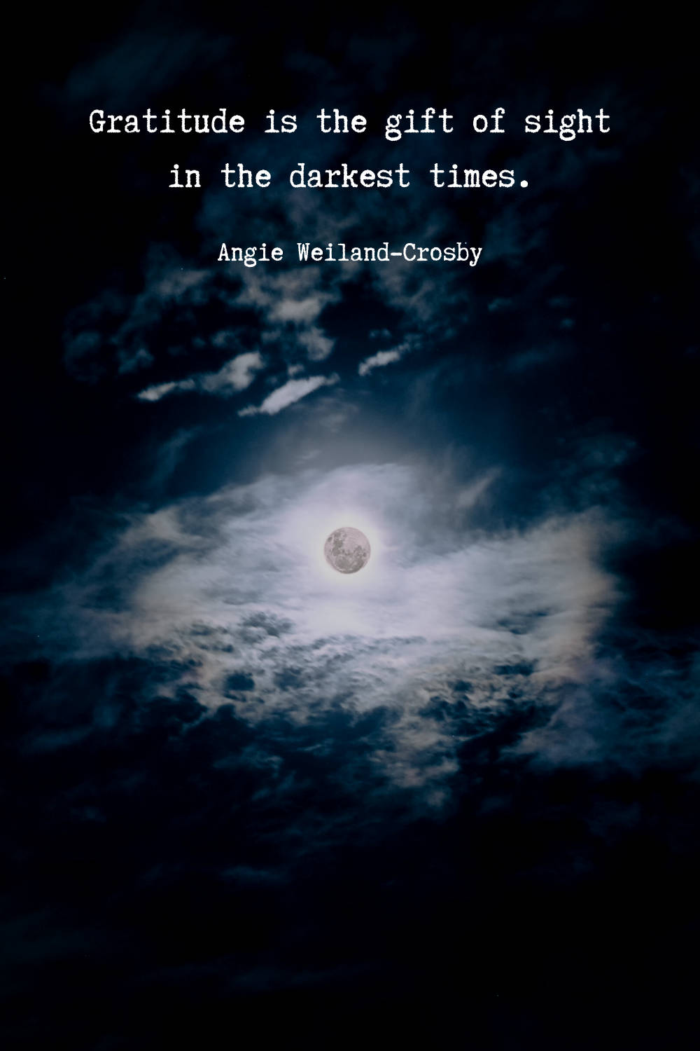 moon quotes 桌布 壁紙 — 一輪滿月透過旋轉的烏雲發光，夜空下帶有鼓舞人心的文字疊加。