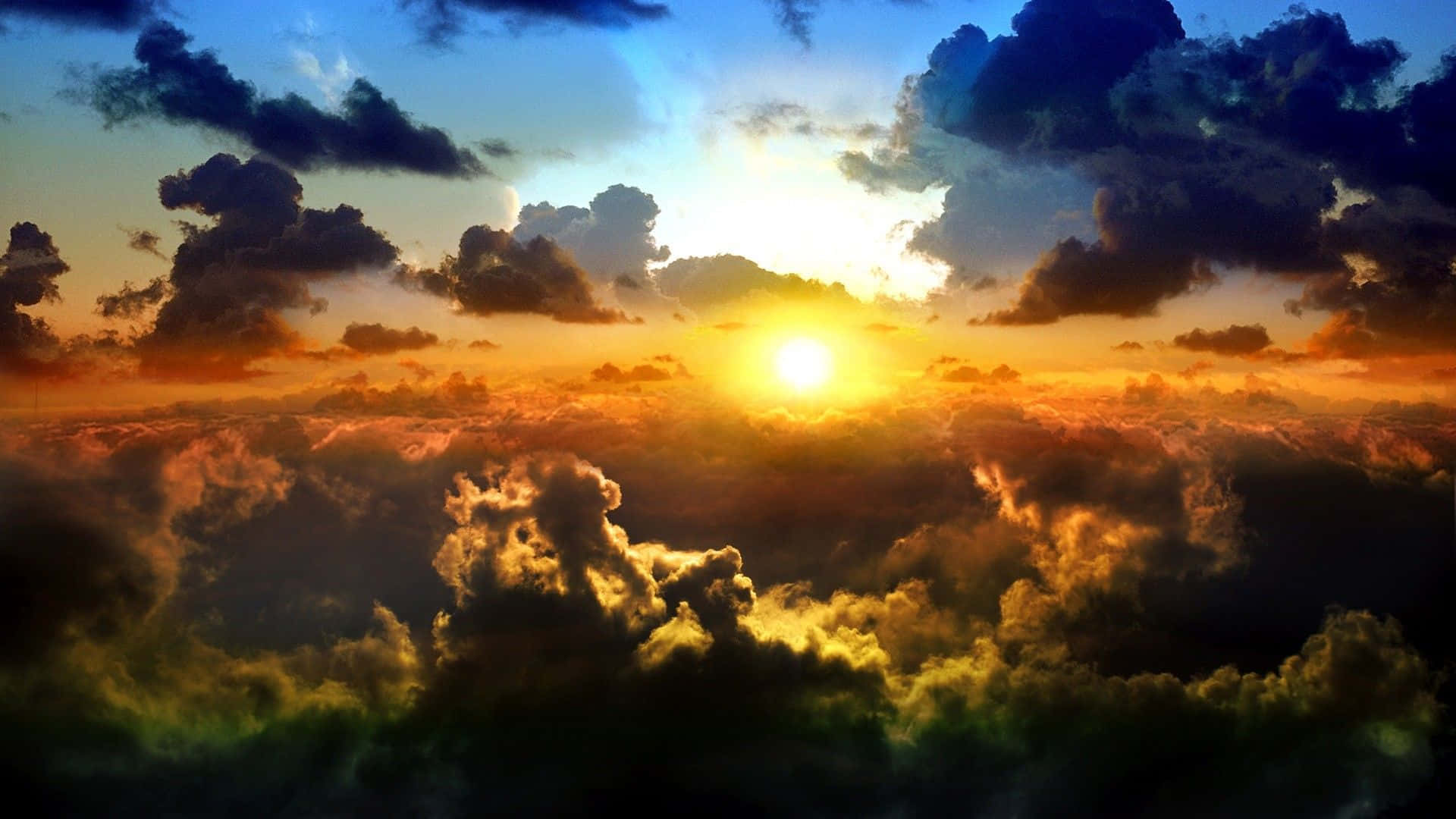 dreamy 桌布 壁紙 — 一輪燦爛的太陽穿透戲劇性的雲層，將金色光芒灑在蓬鬆白色和深色暴風雲的海洋上。