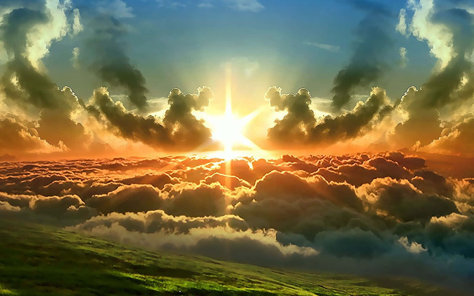 桌布 壁紙 — 一輪燦爛的太陽穿過戲劇性的雲層，照耀在綿綿白雲之上，前景是鬱鬱蔥蔥的綠色山丘。
