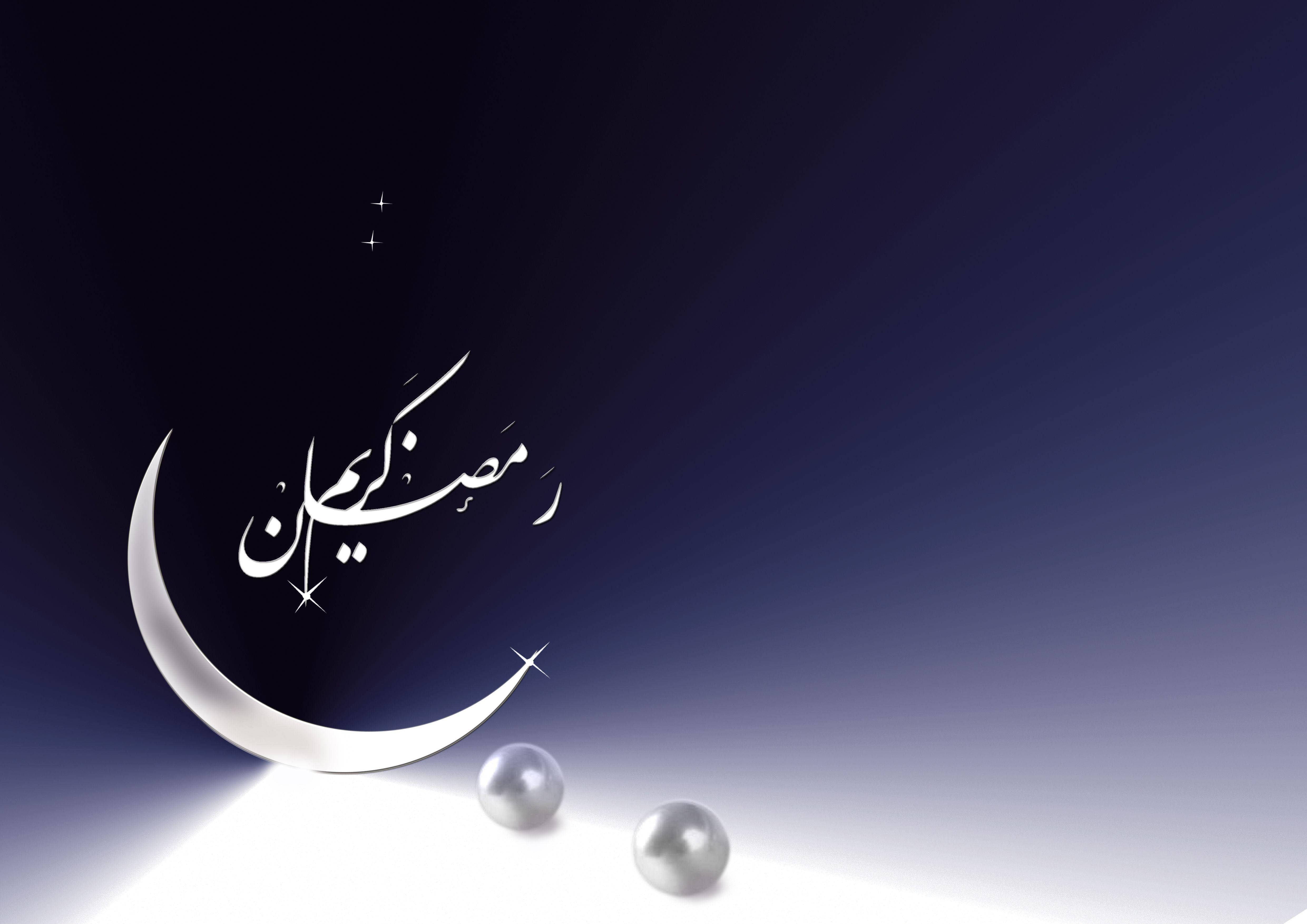 Ramadan 桌布 壁紙 — 一輪發光的彎月帶有阿拉伯書法，將光線投射在兩顆珍珠上，背景是深藍色漸變的星空夜空。