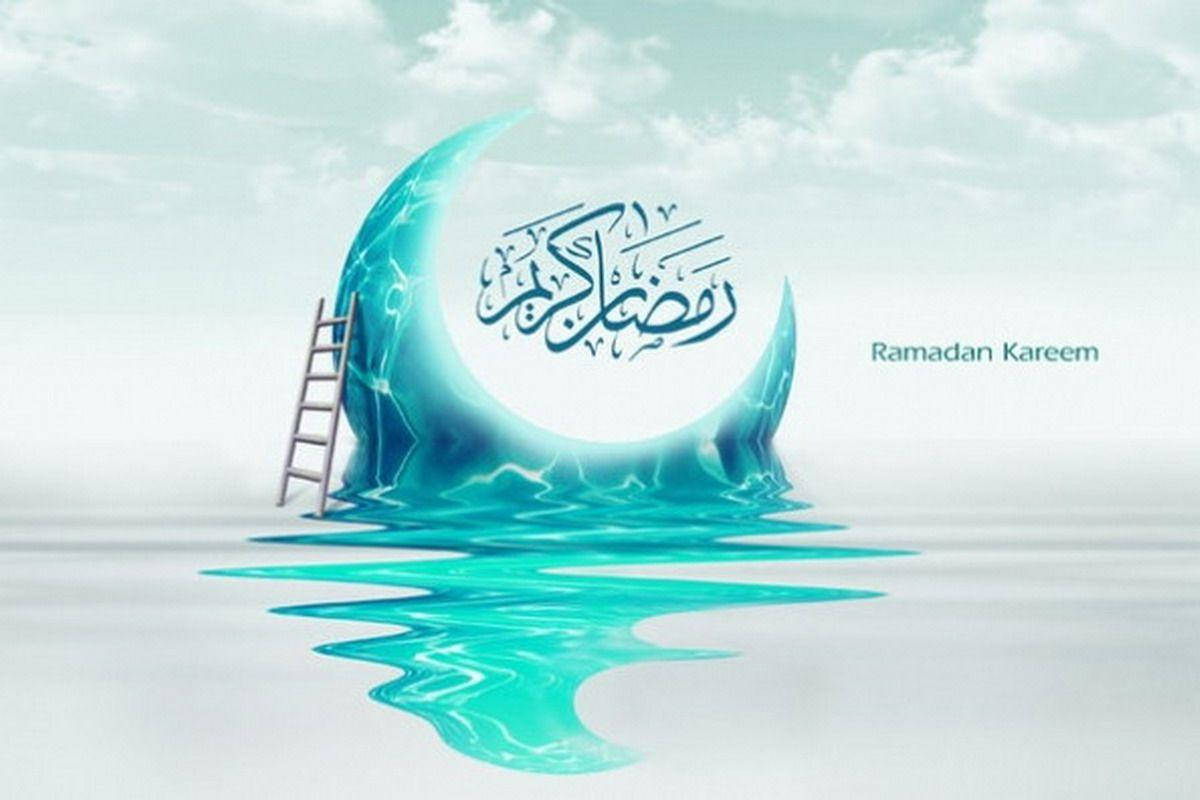 Ramadan 桌布 壁紙 — 一輪發光的彎月帶有阿拉伯書法，從土耳其藍色的水中浮現，水面反射出一條在柔和天空下向上延伸的梯子。