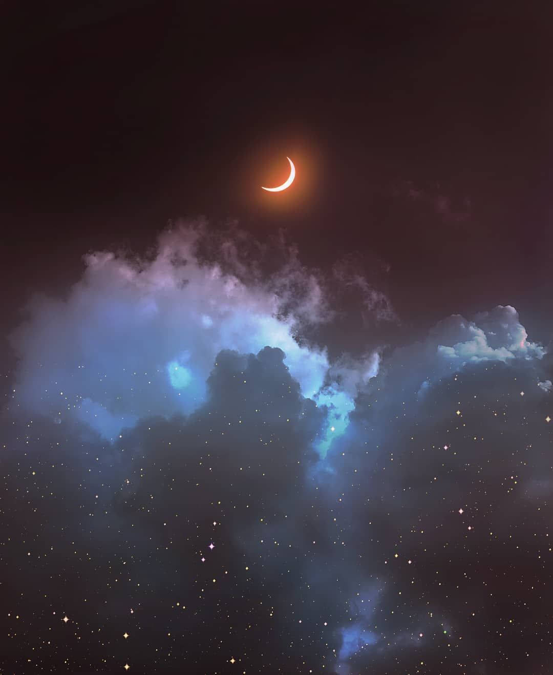 Indigo Aesthetic 桌布 壁紙 — 一輪發光的彎月懸掛在點綴著星星的旋轉藍色雲層之上，背景是黑暗的夜空。