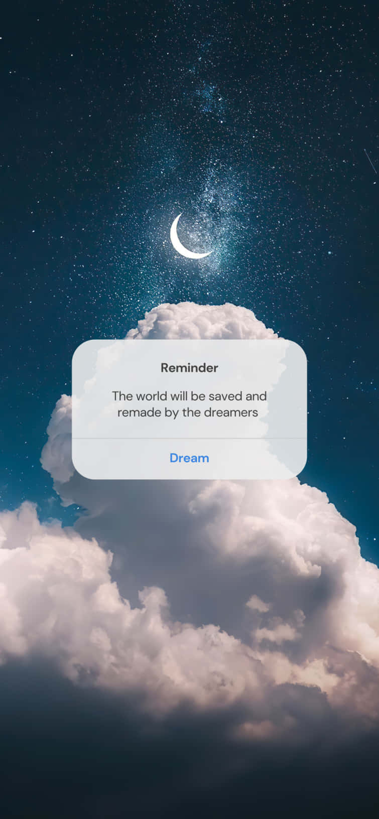 Aesthetic Reminder 桌布 壁紙 — 一輪發光的彎月照耀在蓬鬆的雲朵之上，一個數位提醒氣泡漂浮著，上面寫著「世界將由夢想家拯救和重塑」。