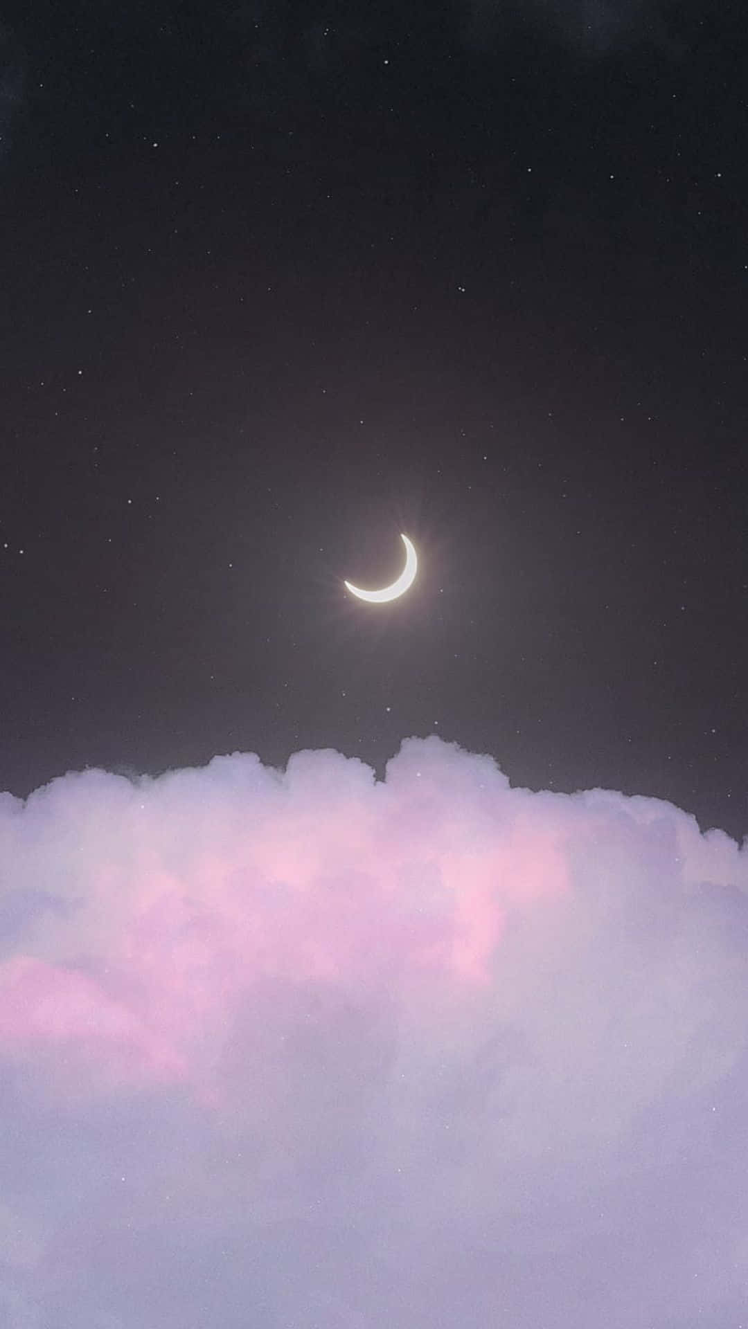 dreamy 桌布 壁紙 — 一輪發光的彎月照耀著柔和的粉紅色和紫色雲彩，下方是繁星點點的夜空。