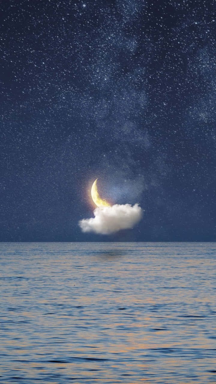 Moon iPhone 桌布 壁紙 — 一輪發光的彎月躺在一朵孤獨的雲上，下方是平靜的海洋，上方是繁星點點的夜空。