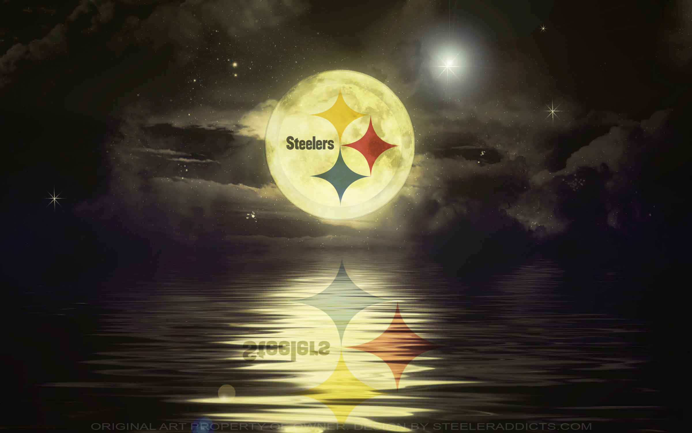 Pittsburgh Steelers Logo 桌布 壁紙 — 一輪發光的月亮，形狀像匹茲堡鋼人隊標誌，在繁星點點的夜空下倒映在暗水中。