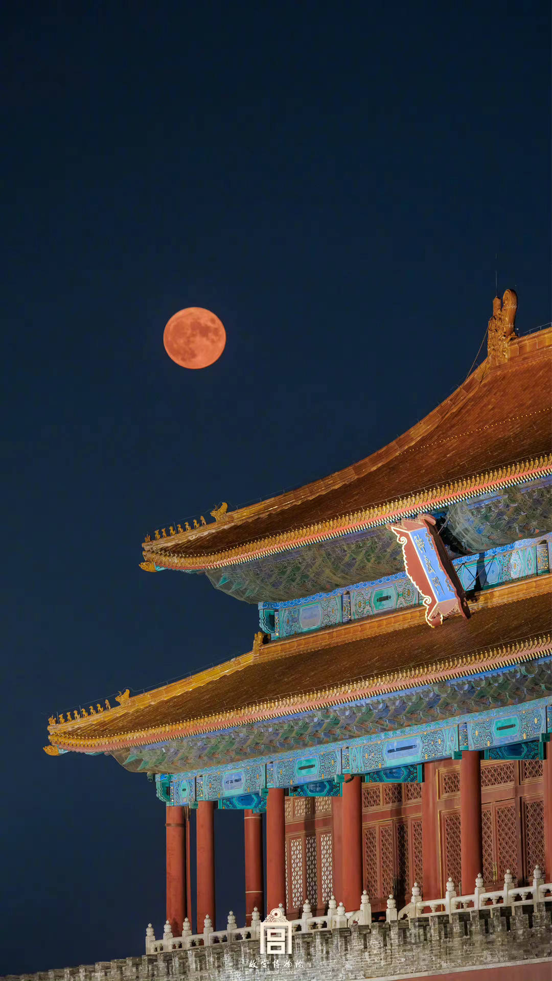 月光 桌布 壁紙 — 一輪發光的橙色滿月懸掛在傳統中國宮殿華麗的金色屋頂上方，在夜間。