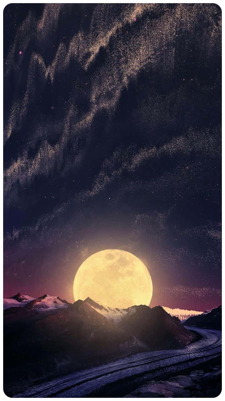 Painting 桌布 壁紙 — 一輪發光的滿月在白雪覆蓋的山峰後升起，背景是佈滿漩渦星雲的星空宇宙天空。