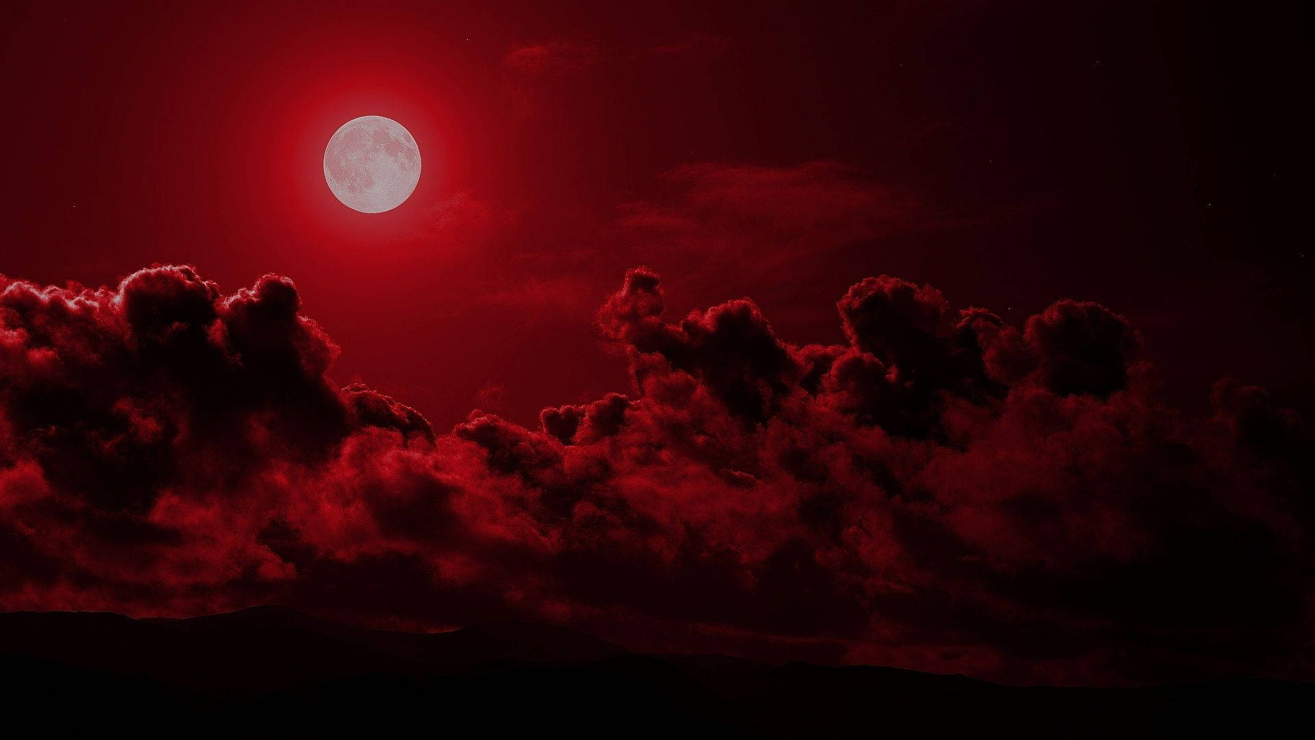 霓虹紅 桌布 壁紙 — 一輪發光的滿月在黑暗的夜空中，向戲劇性的暴風雲投下詭異的紅光。