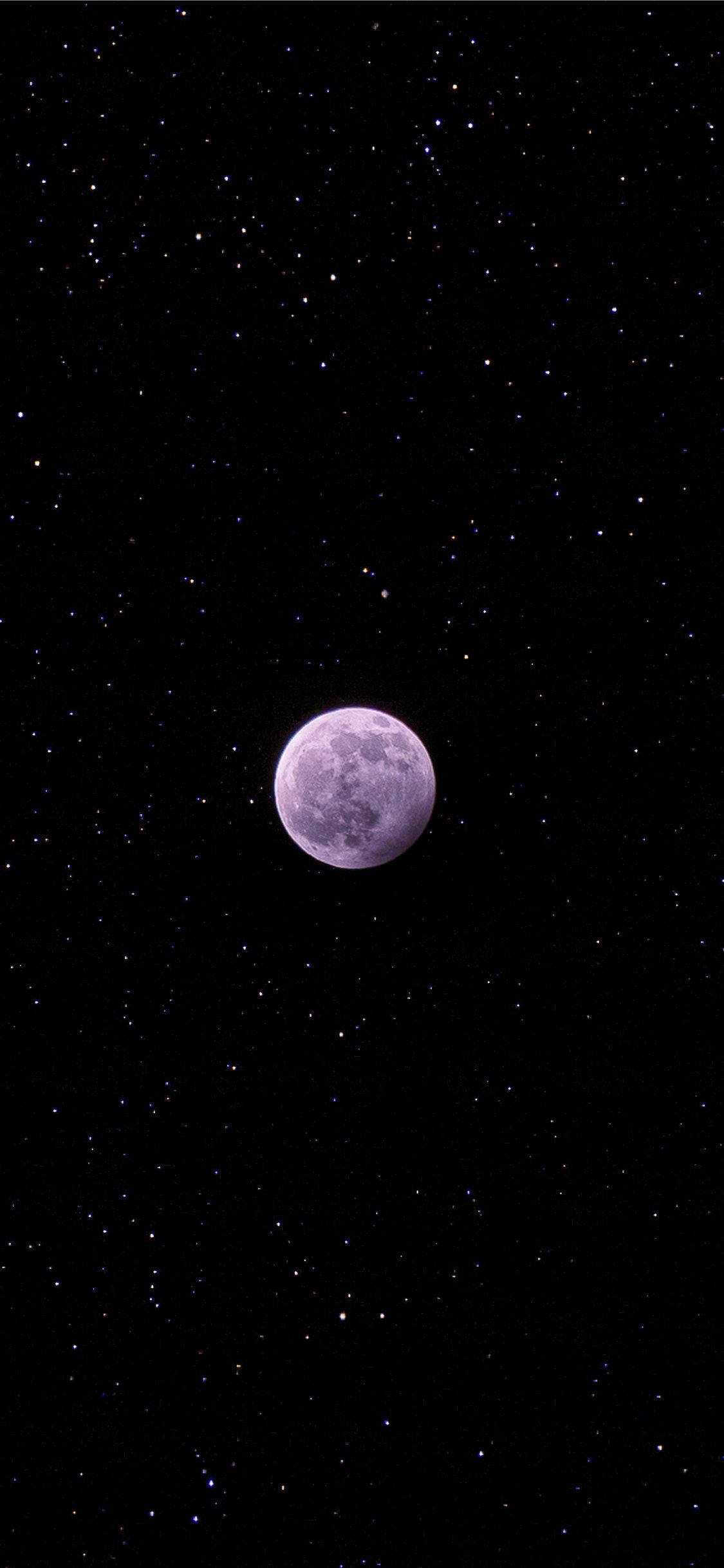月夜星空 桌布 壁紙 — 一輪發光的紫色月亮在深邃的黑色夜空中，對著星場閃耀。