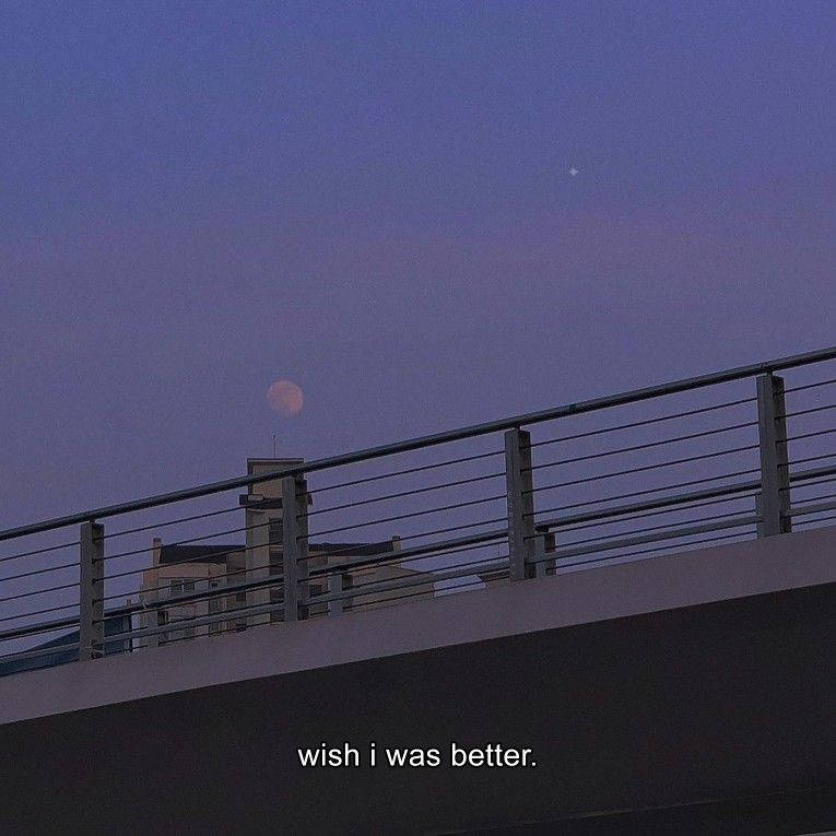 黃昏時城市欄杆上的粉紅月亮，附有文字 wish i was better — 深色引言 壁紙