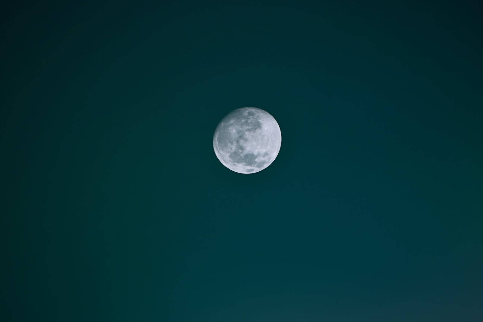 月亮桌面 桌布 壁紙 — 一輪細節豐富的滿月在深藍綠色夜空（帶有柔和漸變）中閃耀。