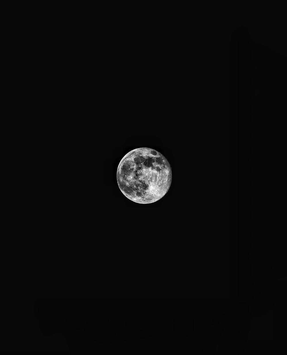 月光 桌布 壁紙 — 一輪細節豐富的滿月在漆黑無星無雲的夜空中發光。