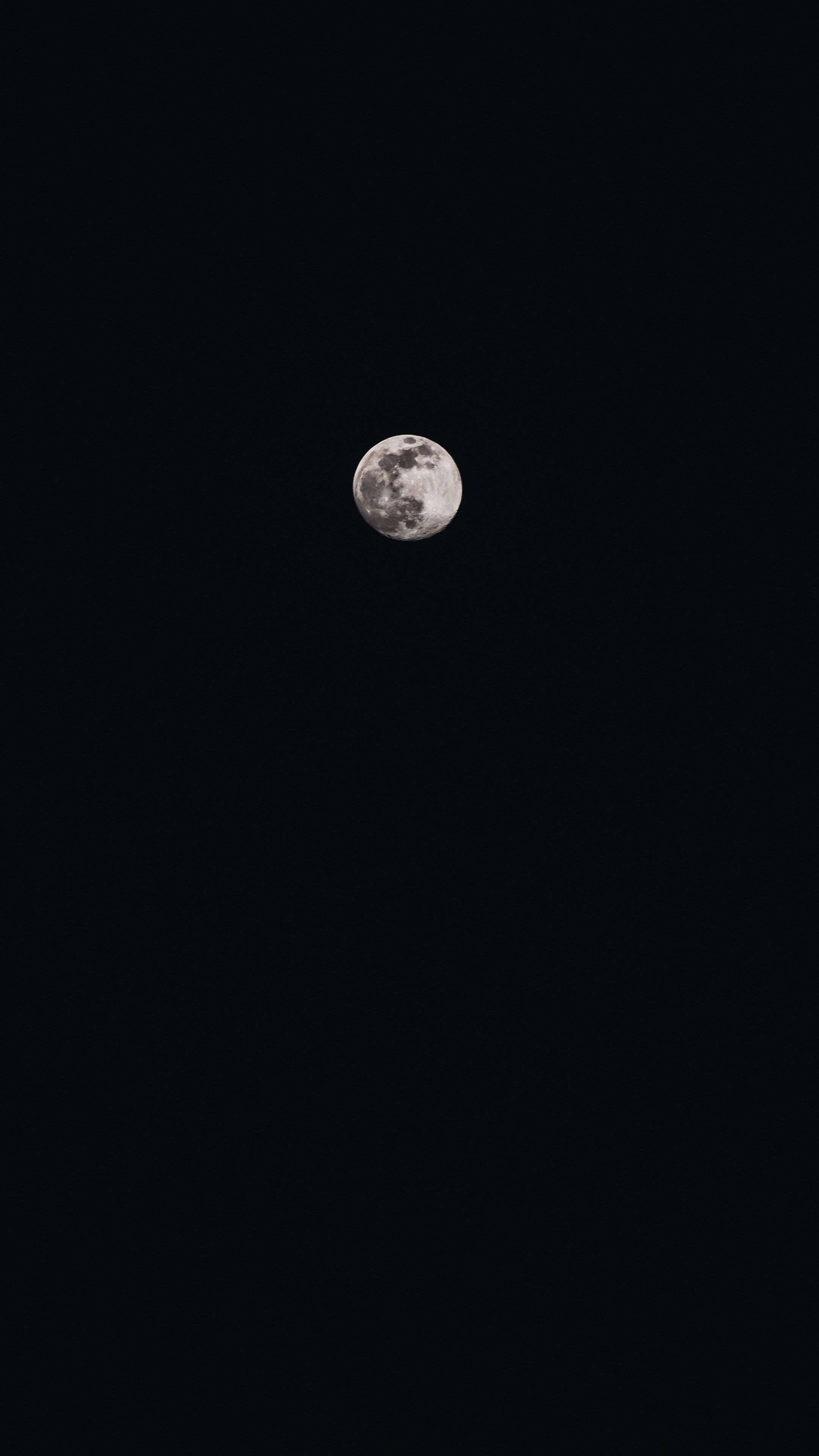 Minimalist Phone 桌布 壁紙 — 一輪細節豐富的滿月孤獨地懸掛在沒有星星的漆黑夜空之中。