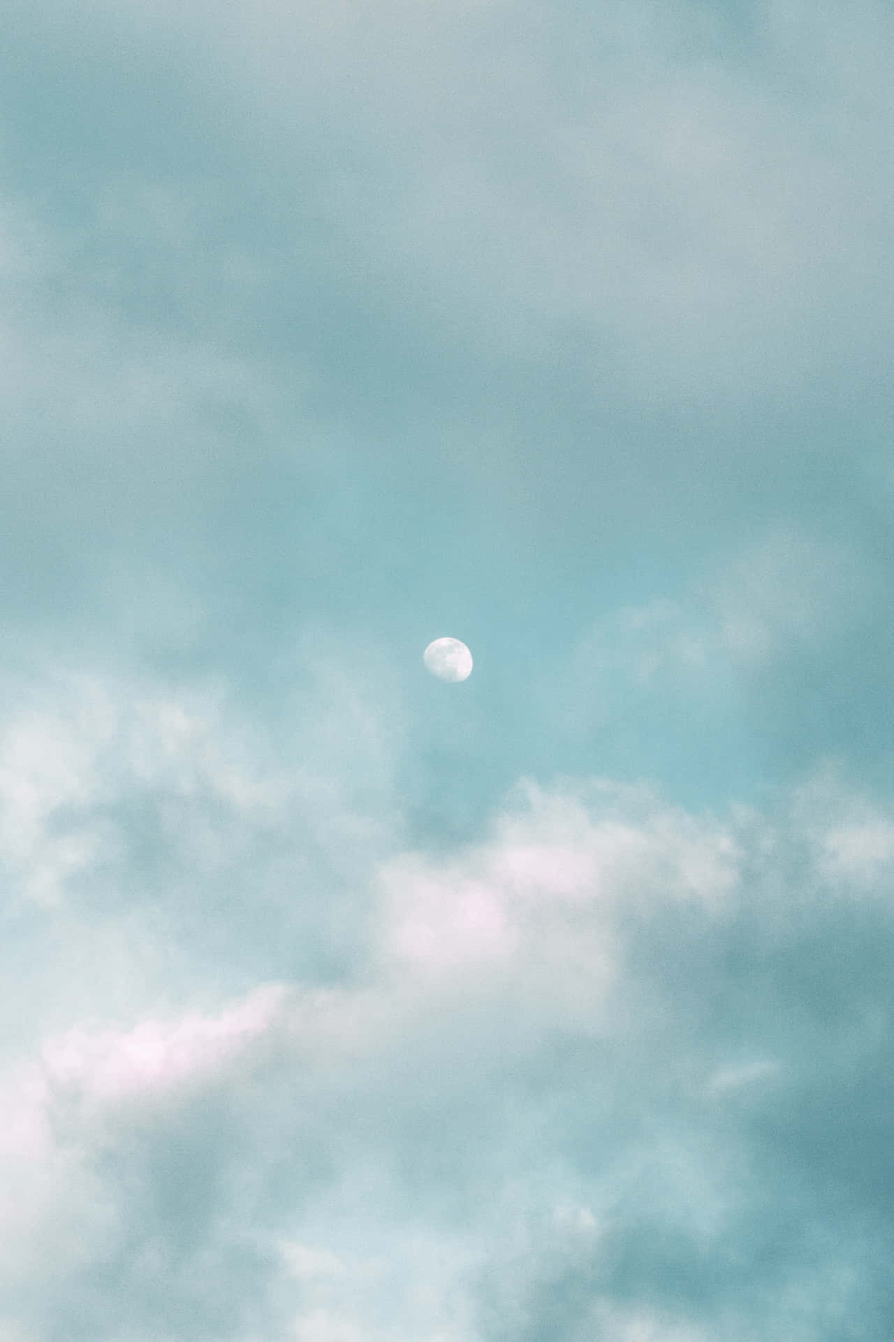 蒼白的月亮在寧靜的藍色天空中飄過柔軟的雲朵。 — 淺藍色美學動圖 壁紙