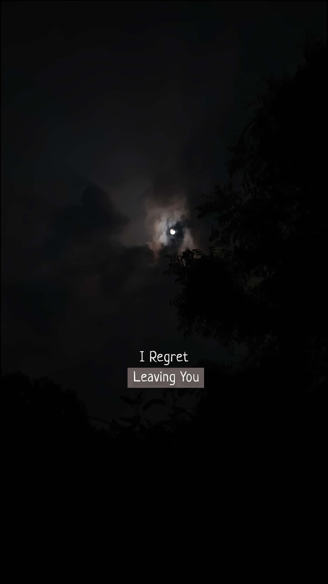 Moon Aesthetics 壁紙 — 一輪蒼白的月亮從烏雲中窺視，映襯著樹枝的剪影，上面覆蓋著文字「我後悔離開你」。