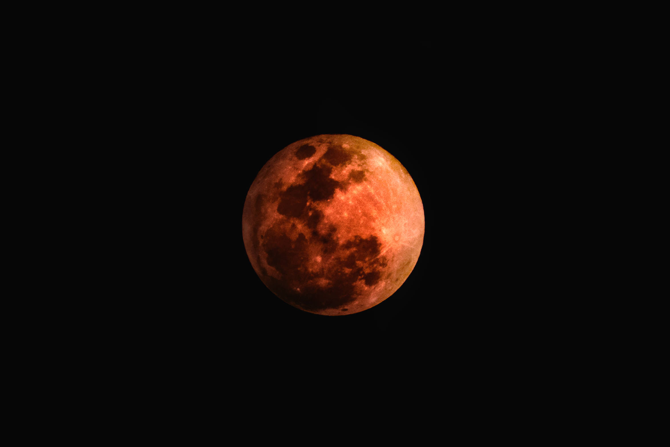 Dark Halloween 桌布 壁紙 — 一輪血紅色的月亮在沒有星星的漆黑夜空中強烈發光。