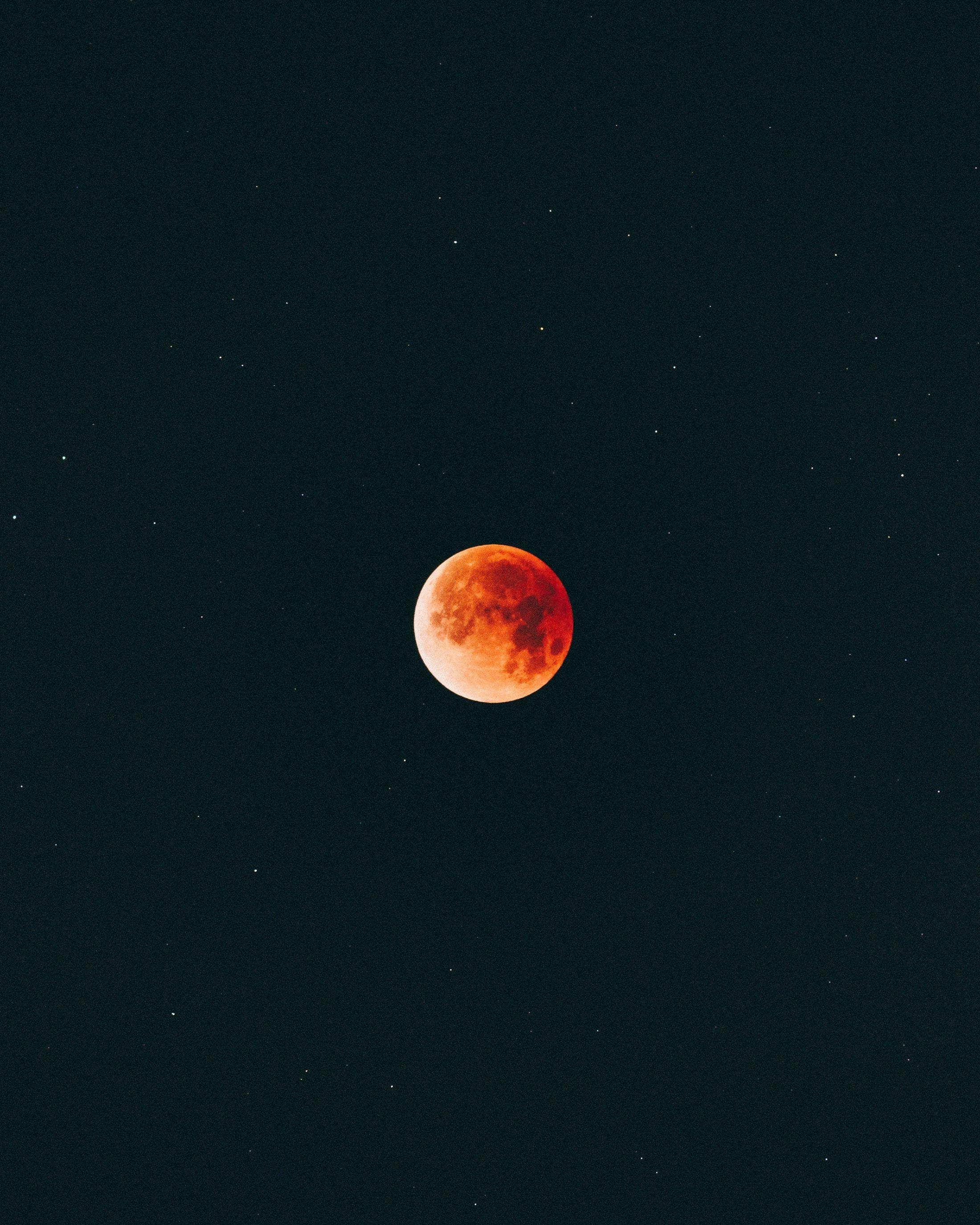 月光 桌布 壁紙 — 一輪血紅色的月亮在深靛藍色調的星空夜空中生動地發光。
