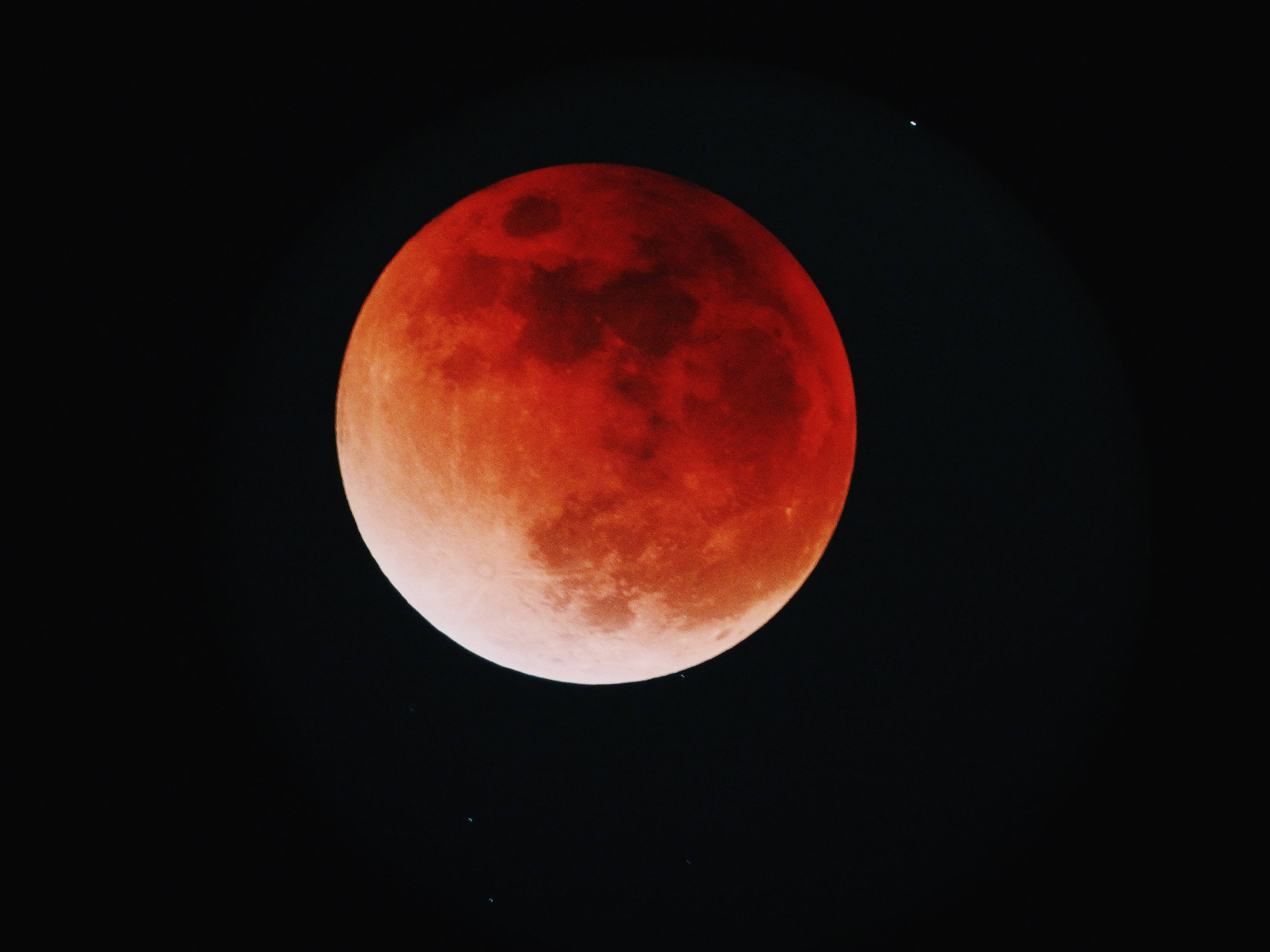 Blood 桌布 壁紙 — 一輪血紅色的月亮在漆黑的夜空中強烈發光，隱約可見星星。