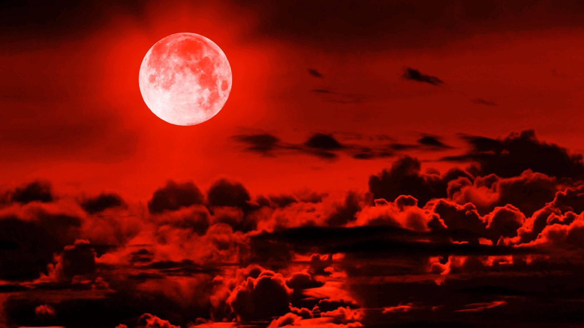 一輪發光的紅色滿月懸掛在烏雲之上，夜間倒映在水中。 — 紅黑動圖 壁紙