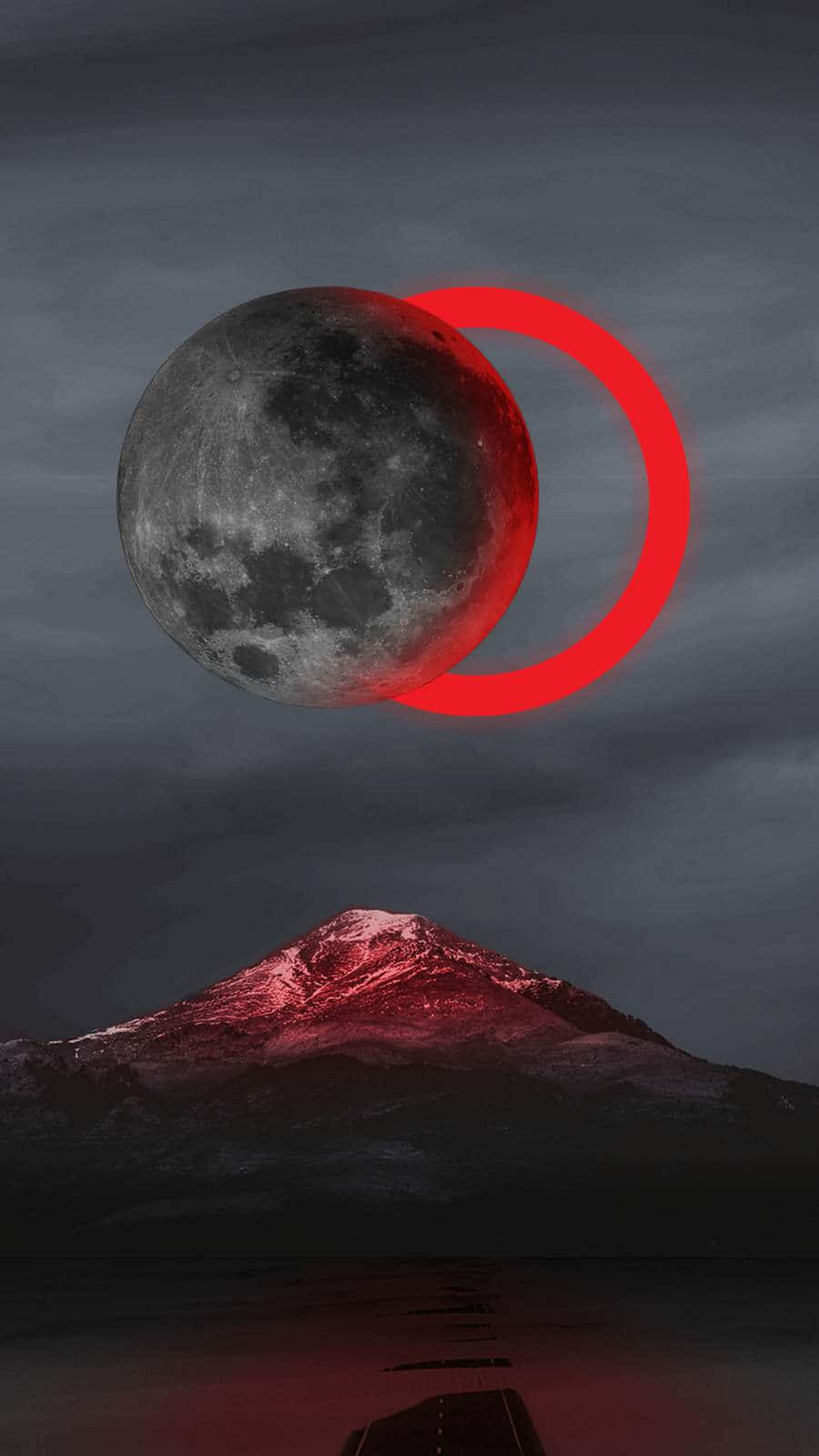 Cool Moon 桌布 壁紙 — 一輪被發光紅環遮蔽的血月懸浮在積雪的山峰之上，倒映在黑暗的水中。