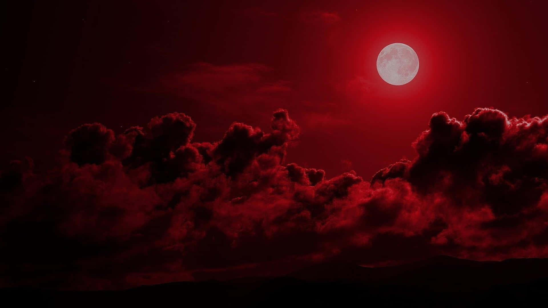 Aesthetic Red 桌布 壁紙 — 一輪詭異的紅月在戲劇性的雲層後發光，映照出血紅色的夜空。