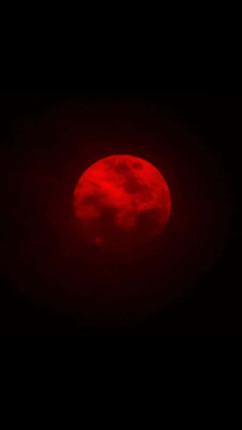 blood moon 桌布 壁紙 — 一輪詭異鮮紅的月亮在漆黑的天空中發光，營造出陰森神秘的氛圍。