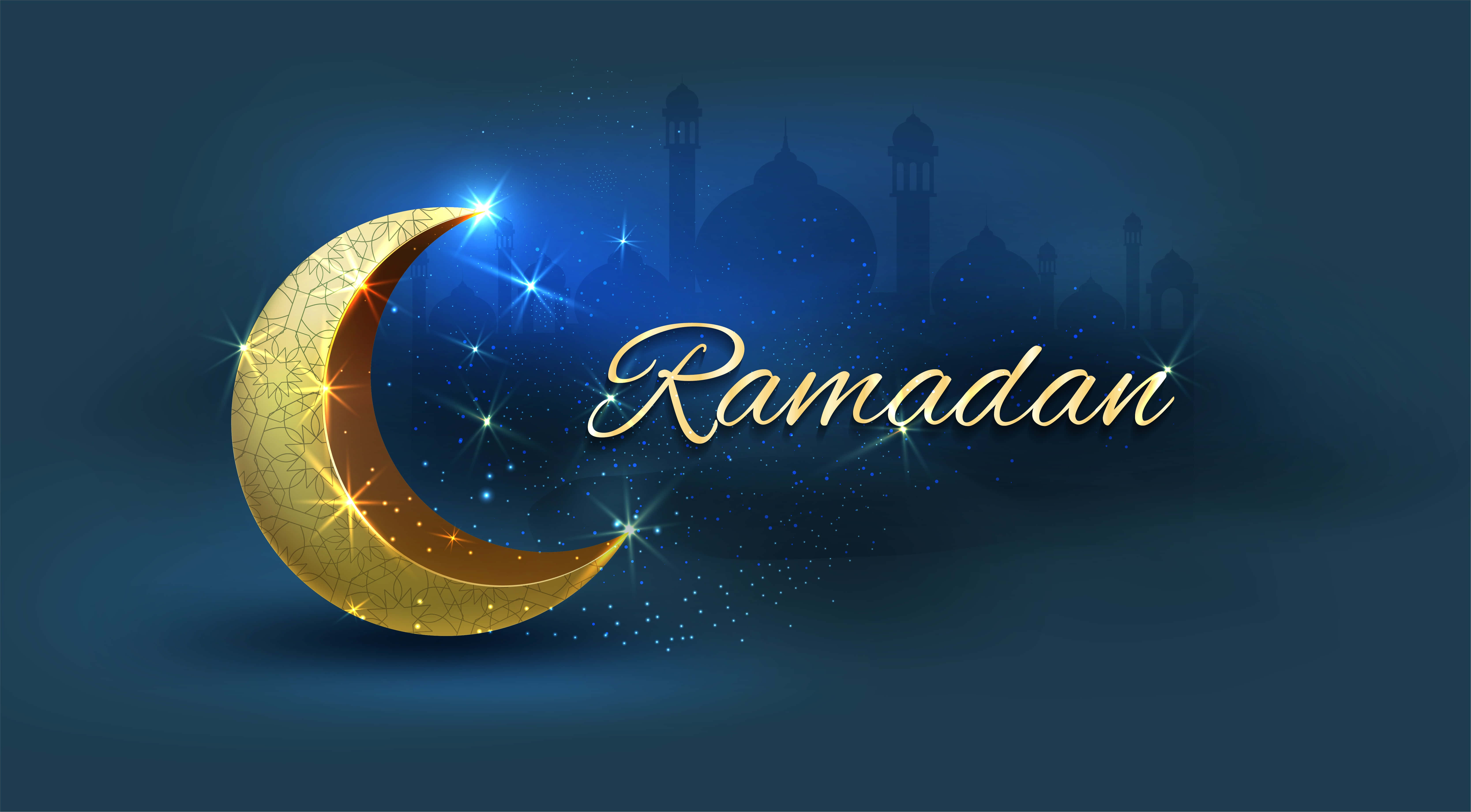 Ramadan Kareem 桌布 壁紙 — 一輪閃耀的金色新月伴隨著閃爍的星星，在深藍色的夜空中與清真寺剪影和優雅字體的齋戒月字樣一同發光。