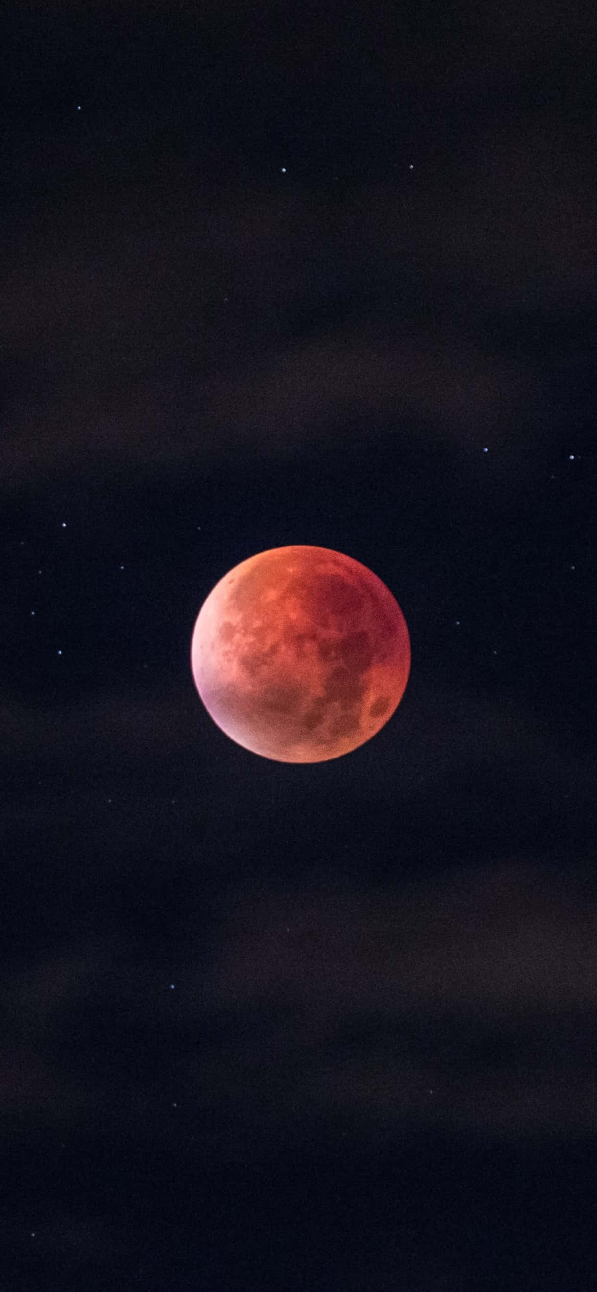 Beautiful Moon 桌布 壁紙 — 一輪鮮紅的血月在繁星點點的夜空中發光，下方有烏雲飄動。