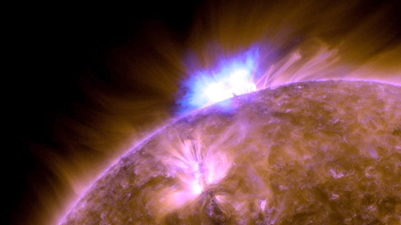 太陽 桌布 壁紙 — 一道充滿活力的太陽耀斑從太陽表面爆發，在黑暗的宇宙背景下噴射出電藍色和紫色的電漿。