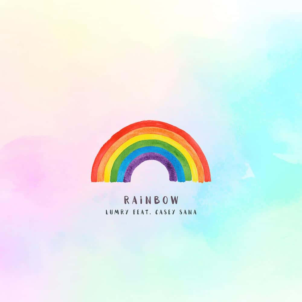 Album Cover 桌布 壁紙 — 一道充滿活力的水彩彩虹橫跨柔和粉彩天空，帶有溫柔的色彩漸變。
