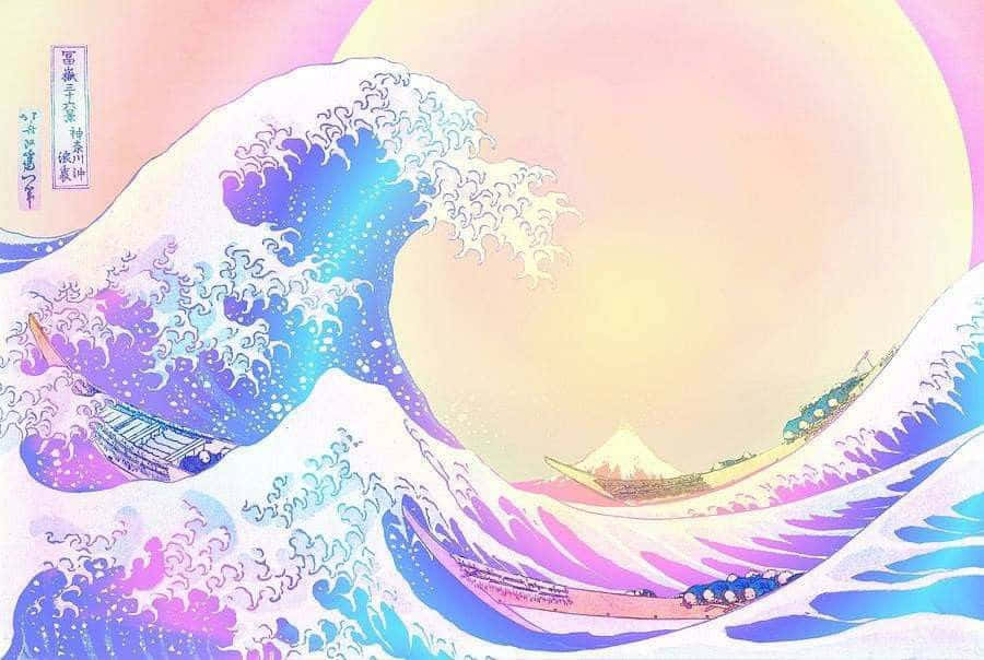 The Great Wave 桌布 壁紙 — 一道充滿活力的風格化波浪，帶有紫色、藍色和粉紅色調，在遠處富士山的襯托下，在一個巨大的蒼白太陽下，聳立在小船之上。