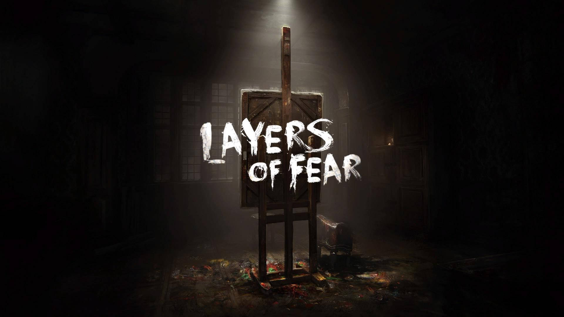 Layers 桌布 壁紙 — 一道光線照亮了一個塵封的畫架，上面有標題 Layers of Fear，位於一個黑暗廢棄的房間中。