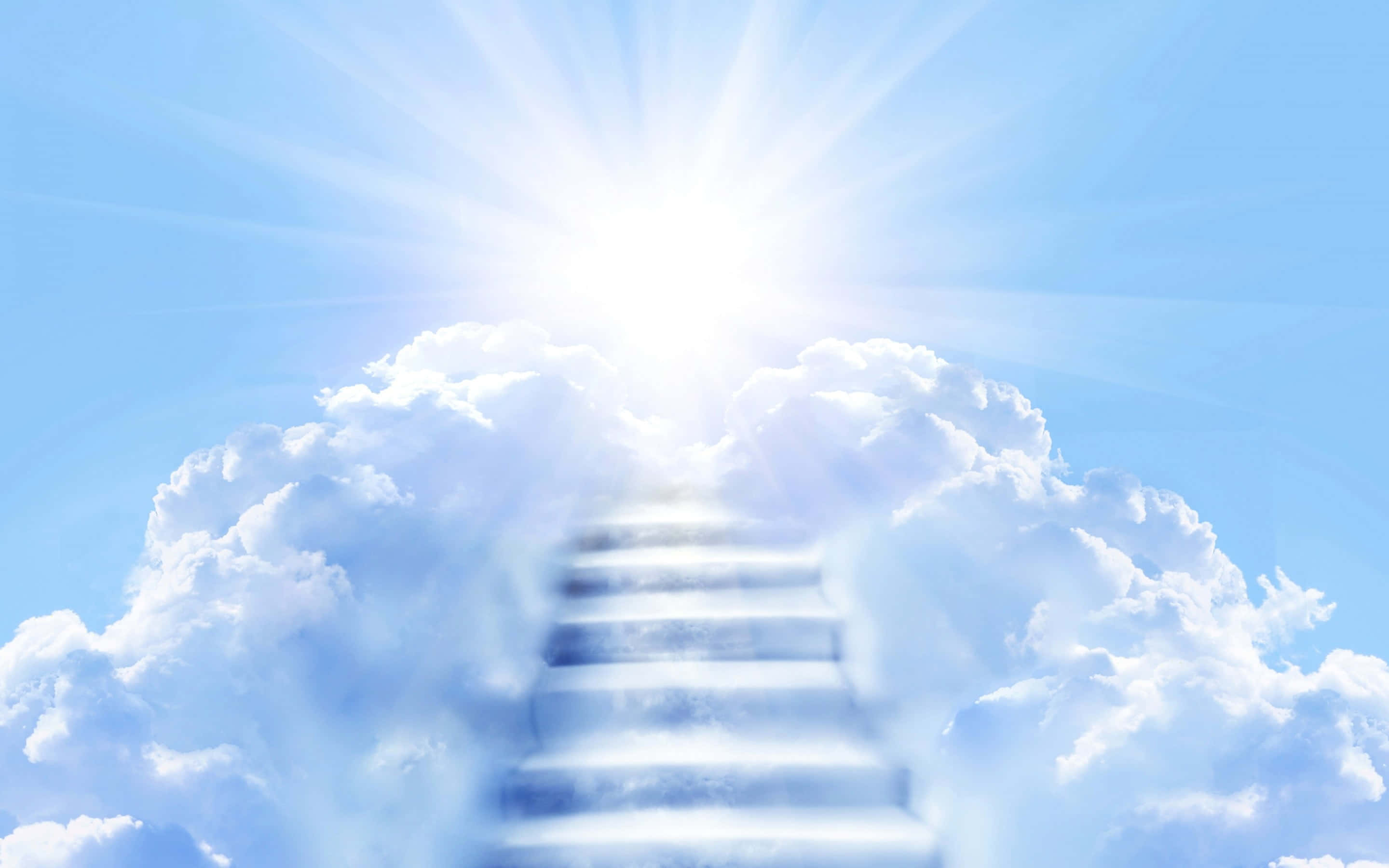 Heaven Rest In Peace 桌布 壁紙 — 一道光芒四射的樓梯穿過蓬鬆的白雲，通往晴朗藍天中刺眼的太陽。