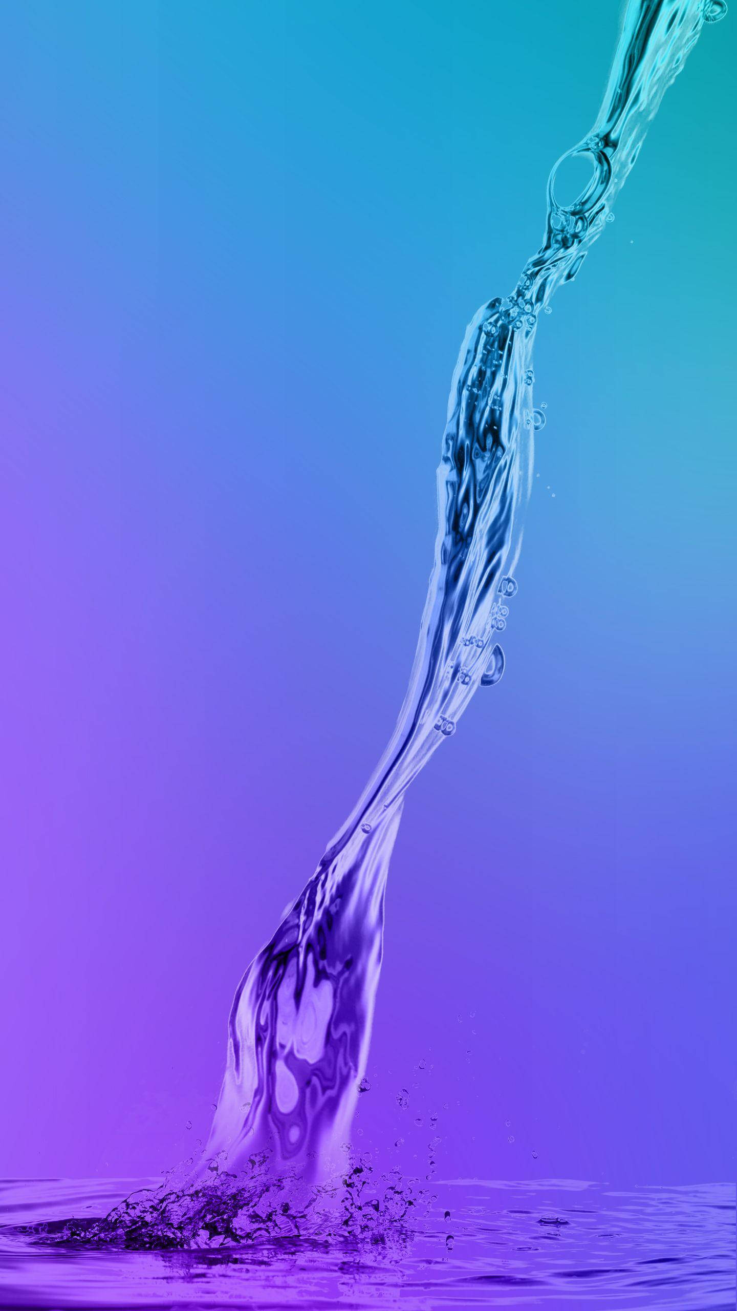 水 桌布 壁紙 — 一道動態的水花優雅地劃出一道弧線，映襯著充滿活力的藍色和紫色漸變。