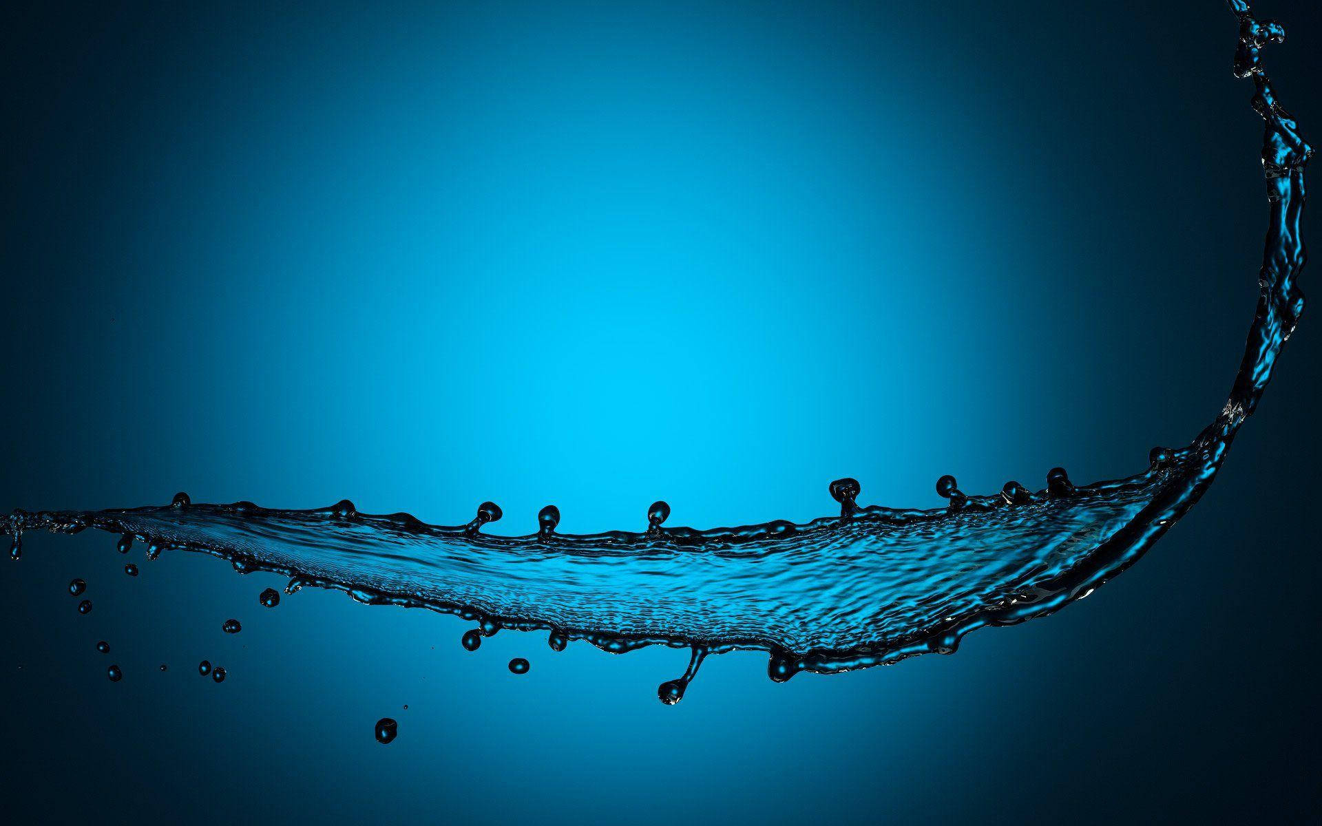 Water Splash 桌布 壁紙 — 一道動態的藍色水弧優雅地濺起，襯托著漸變藍色背景。