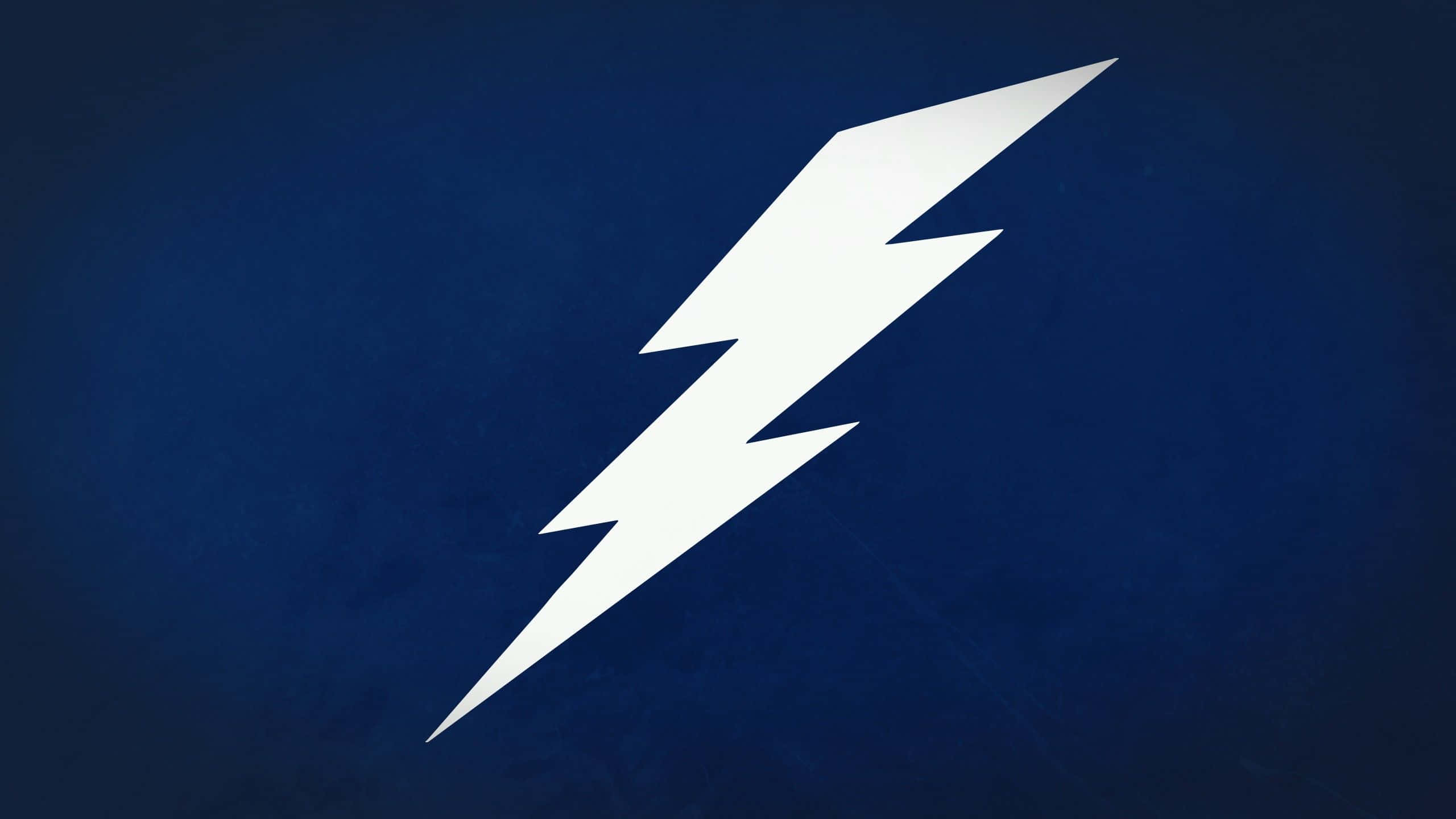 Lightning Bolt 桌布 壁紙 — 一道大膽的白色閃電斜斜劃過帶有紋理的深藍色背景。